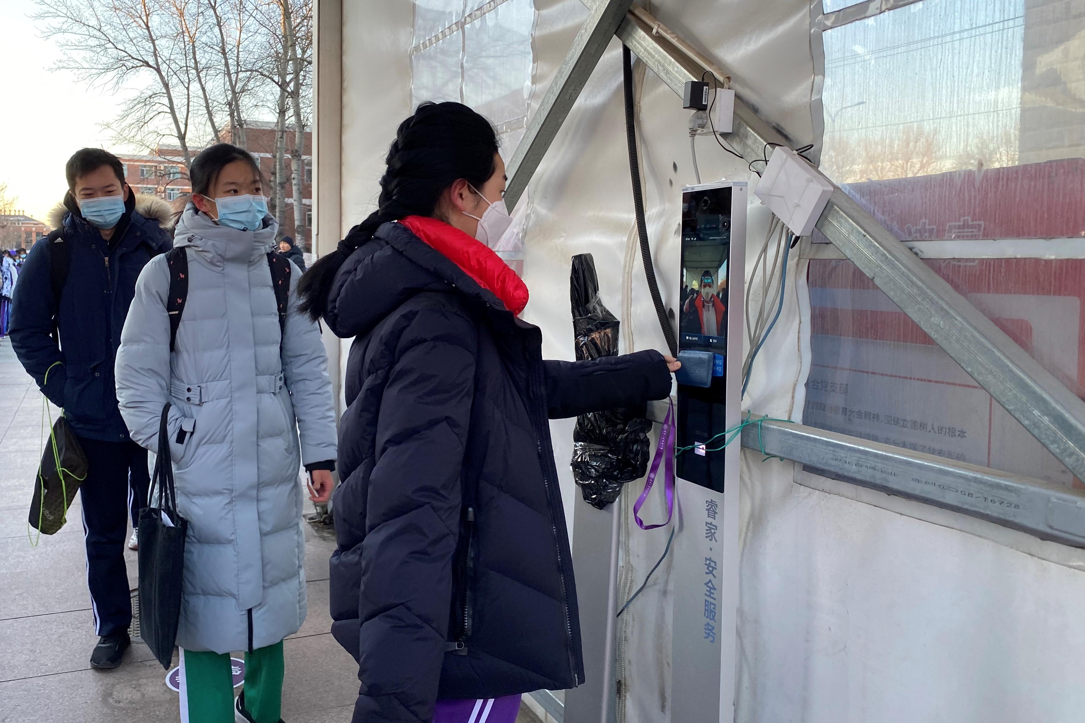 学生们刷卡测温,有序入校2.jpg