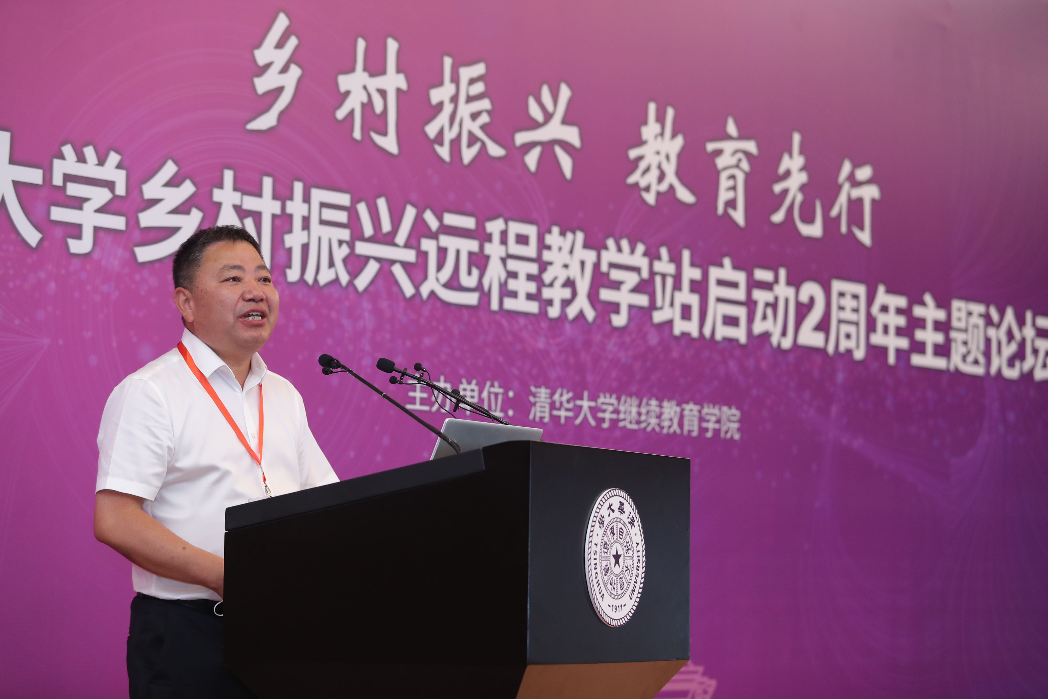 20210627-乡村振兴，教育先行——beat365官方唯一入口乡村振兴远程教学站启动2周年主题论坛-继教学院乡村振兴办供图-浙江省义乌市委委员、义乌市何斯路村党支部书记何允辉致辞.jpg