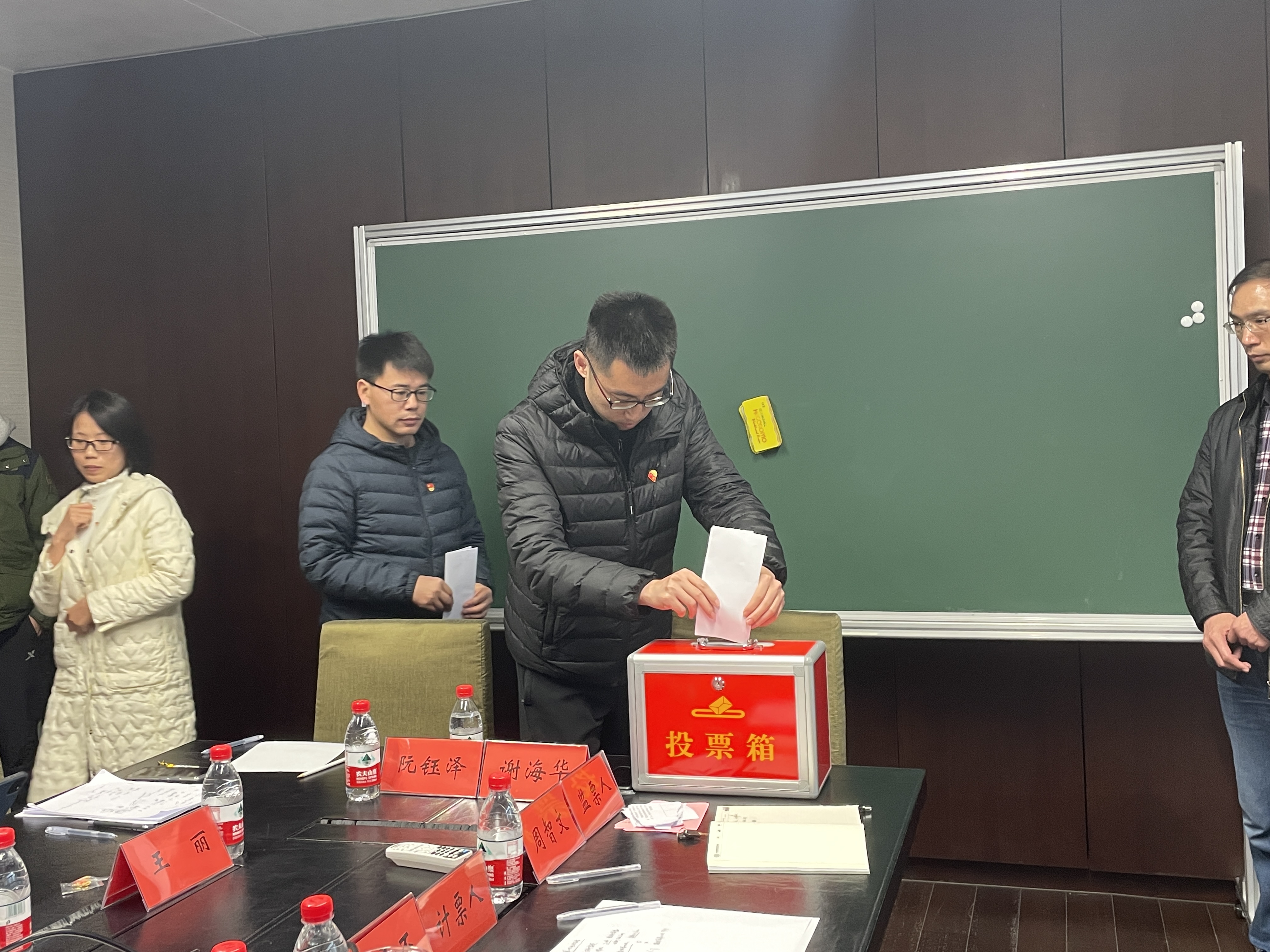 20211105-北京雁栖湖党支部成立-曹梦华-选举投票.jpg