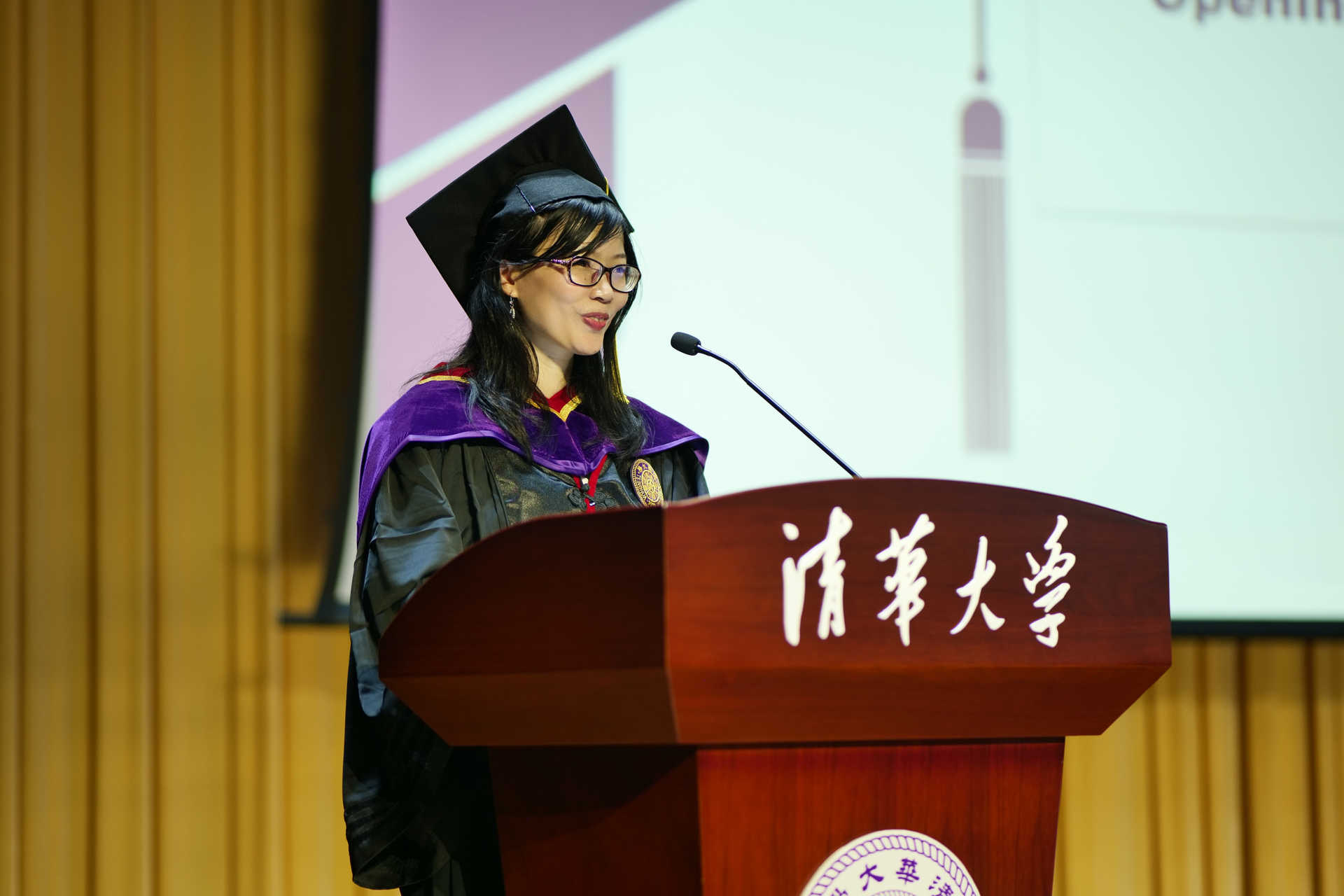 20240630-beat365官方唯一入口新闻与传播学院2024年毕业典礼成功举行-新闻学院-张莉主持毕业典礼.JPG
