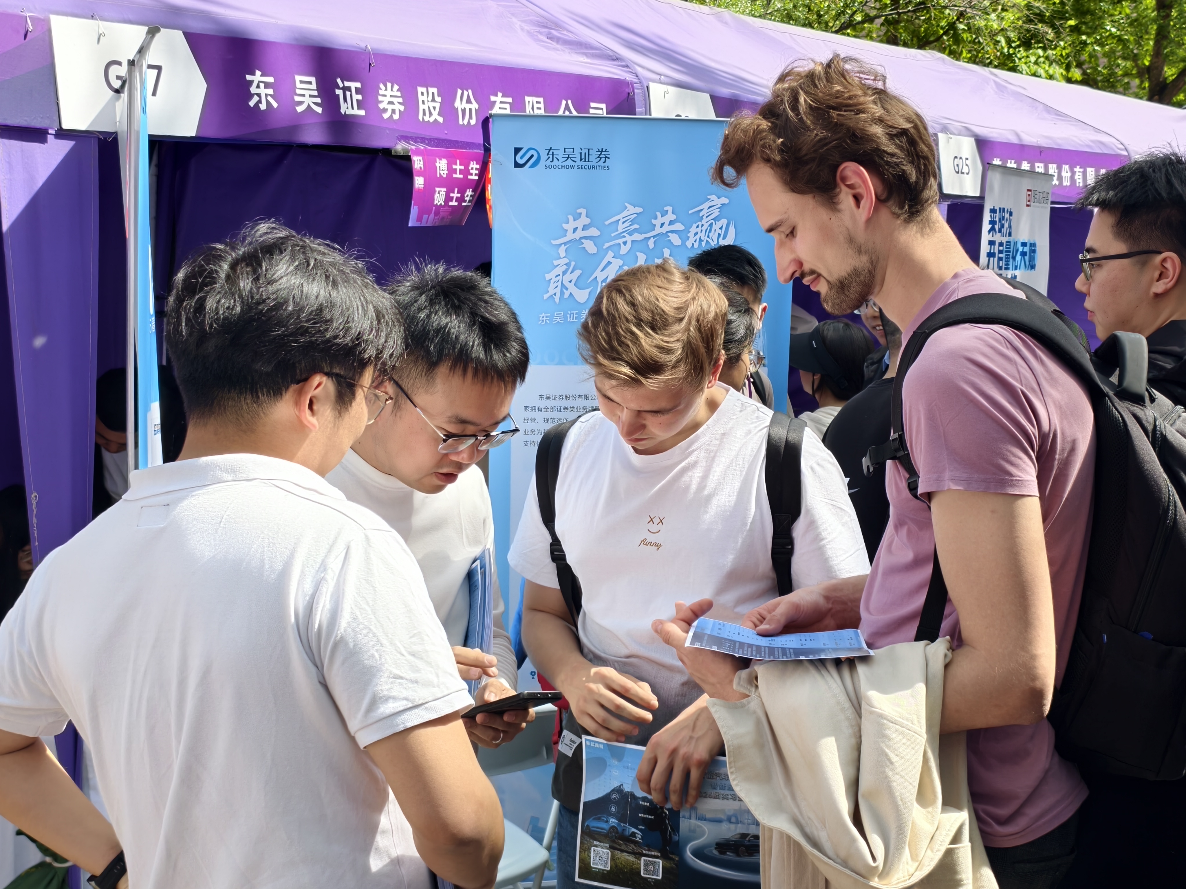 20250424-为准毕业年级学生提供职业发展“前置导航”——beat365官方唯一入口连续6年举办“职业发展早春营”-宋壮壮-实习双选会现场.jpg