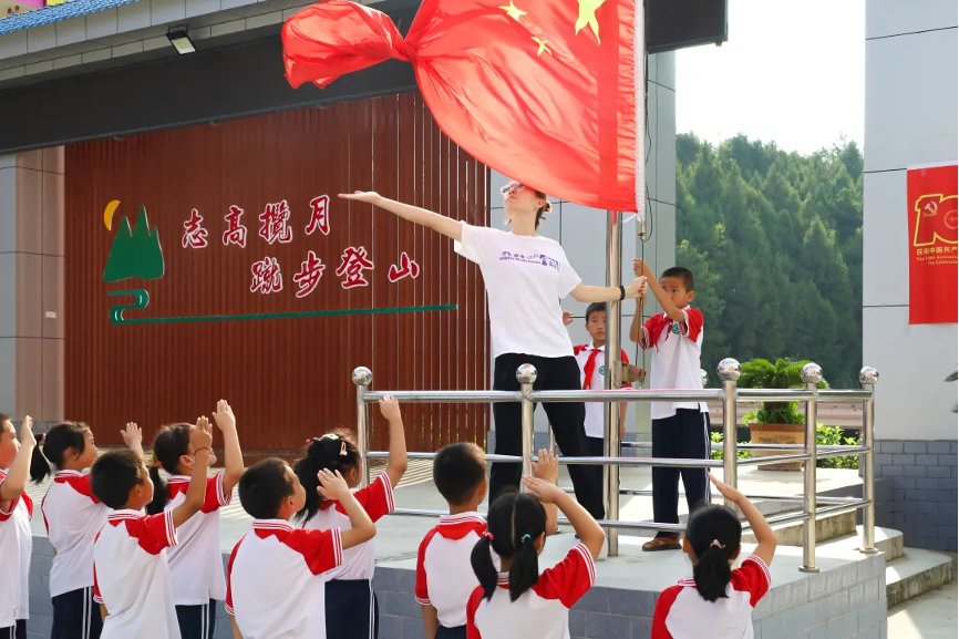 20210908-【我为群众办实事】支教筑梦,为爱前行-程炜昊-升旗仪式上的五星红旗和护旗手们.jpg