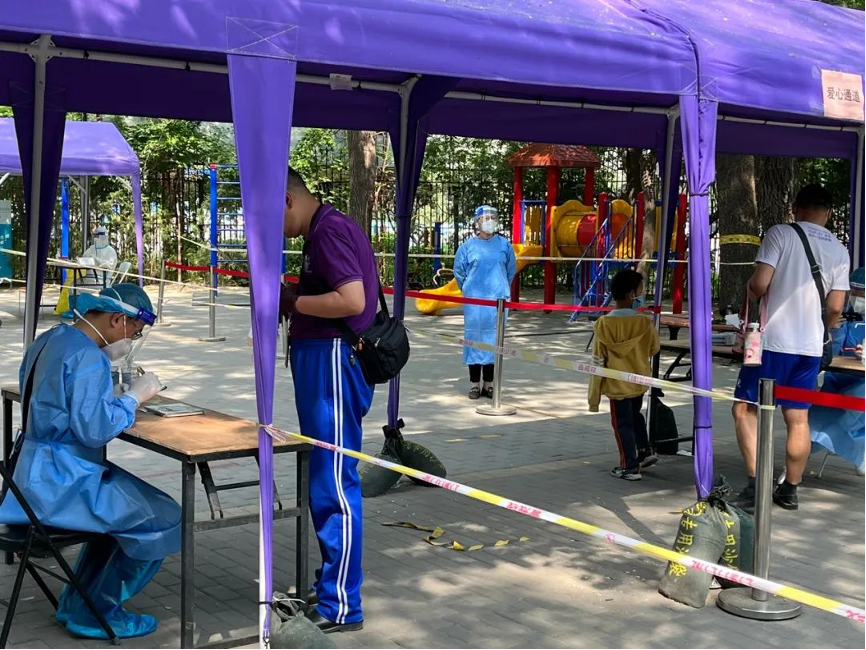 20220617-beat365官方唯一入口机关党委党员“双报到”纪实-供图-西北社区 “双报到”党员登记、核对核酸检测信息.png