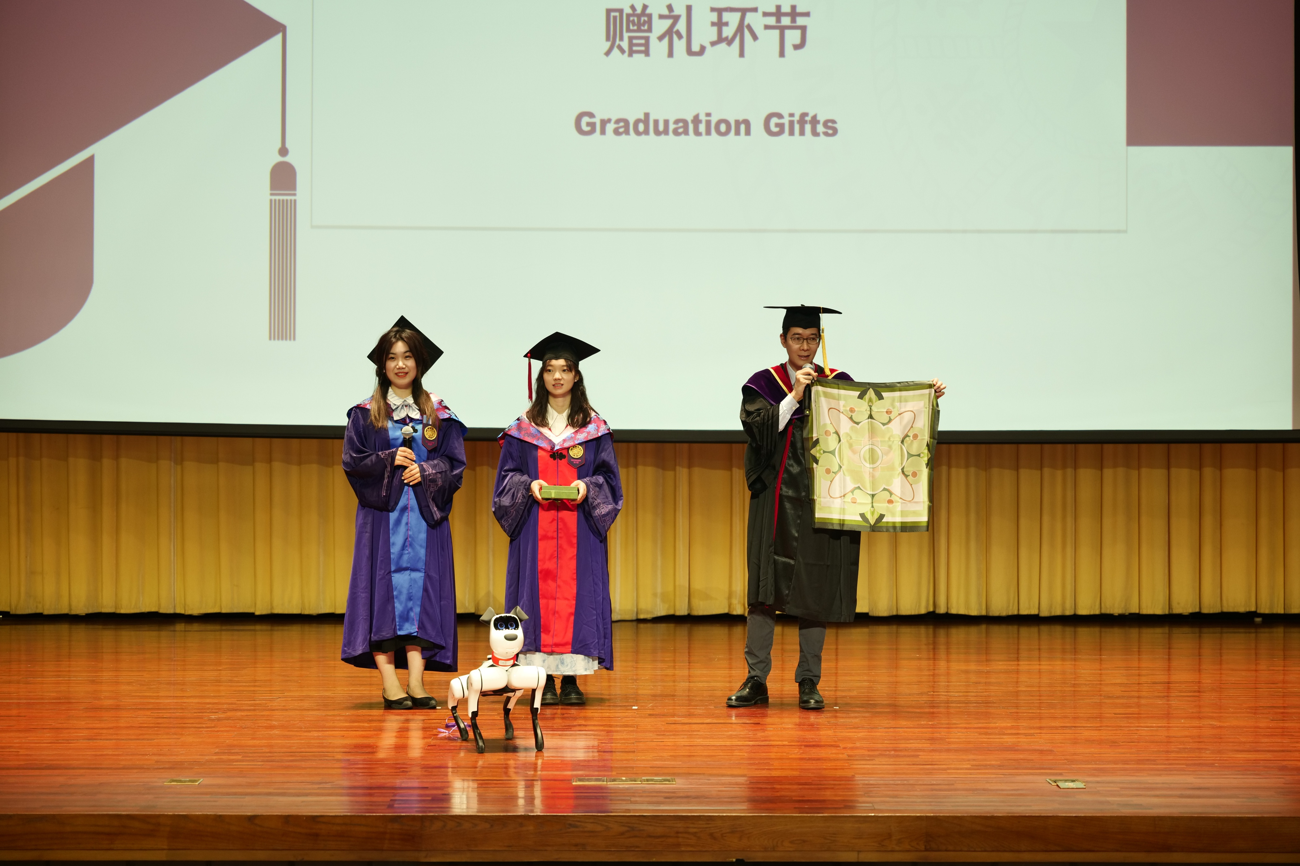 20240630-beat365官方唯一入口新闻与传播学院2024年毕业典礼成功举行-新闻学院-赠礼环节.JPG