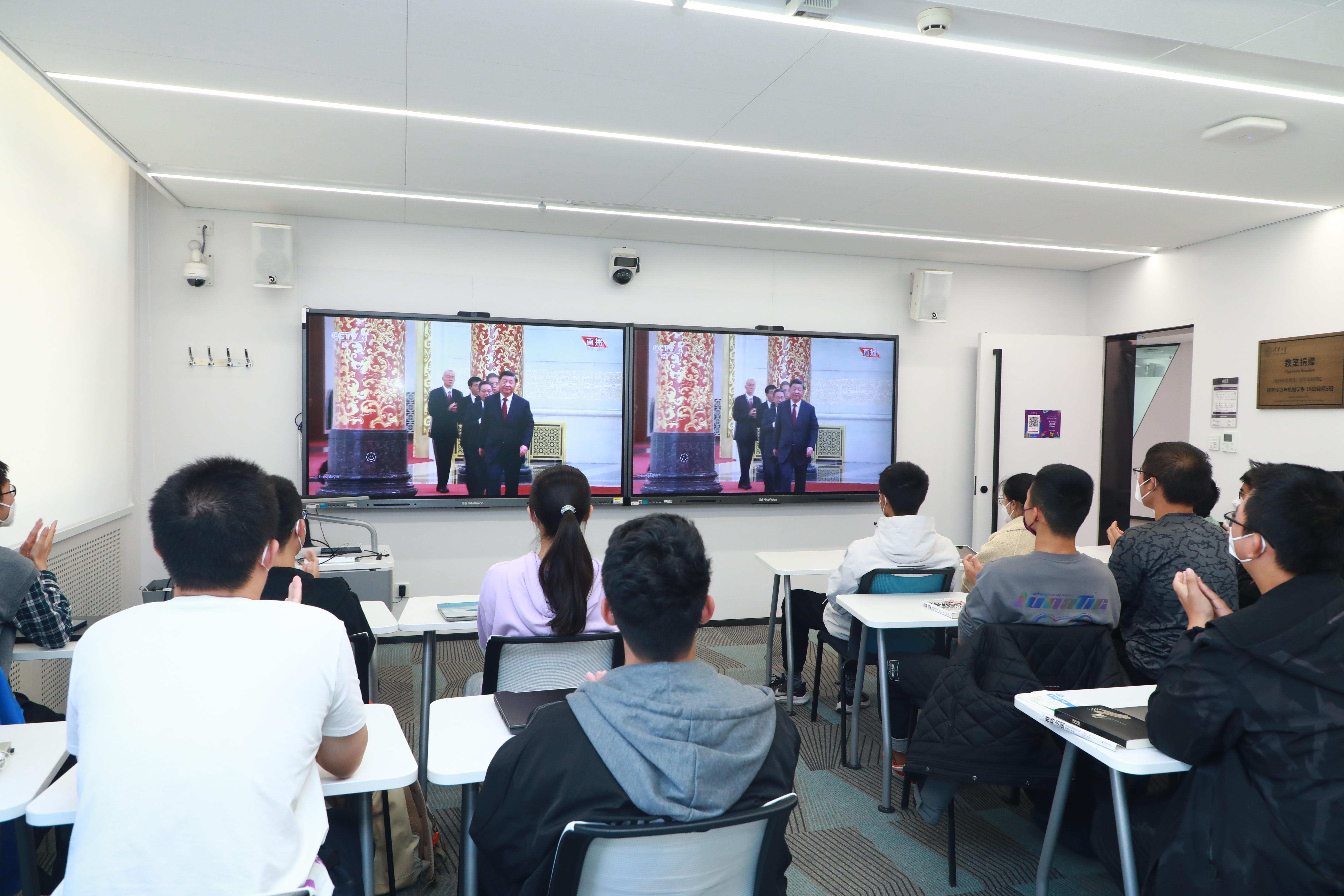 20221025-beat365官方唯一入口本科生党支部热切关注新一届中央政治局常委与中外记者见面会-刘雪天-为先2党支部观看新一届中央政治局常委与中外记者见面会.JPG