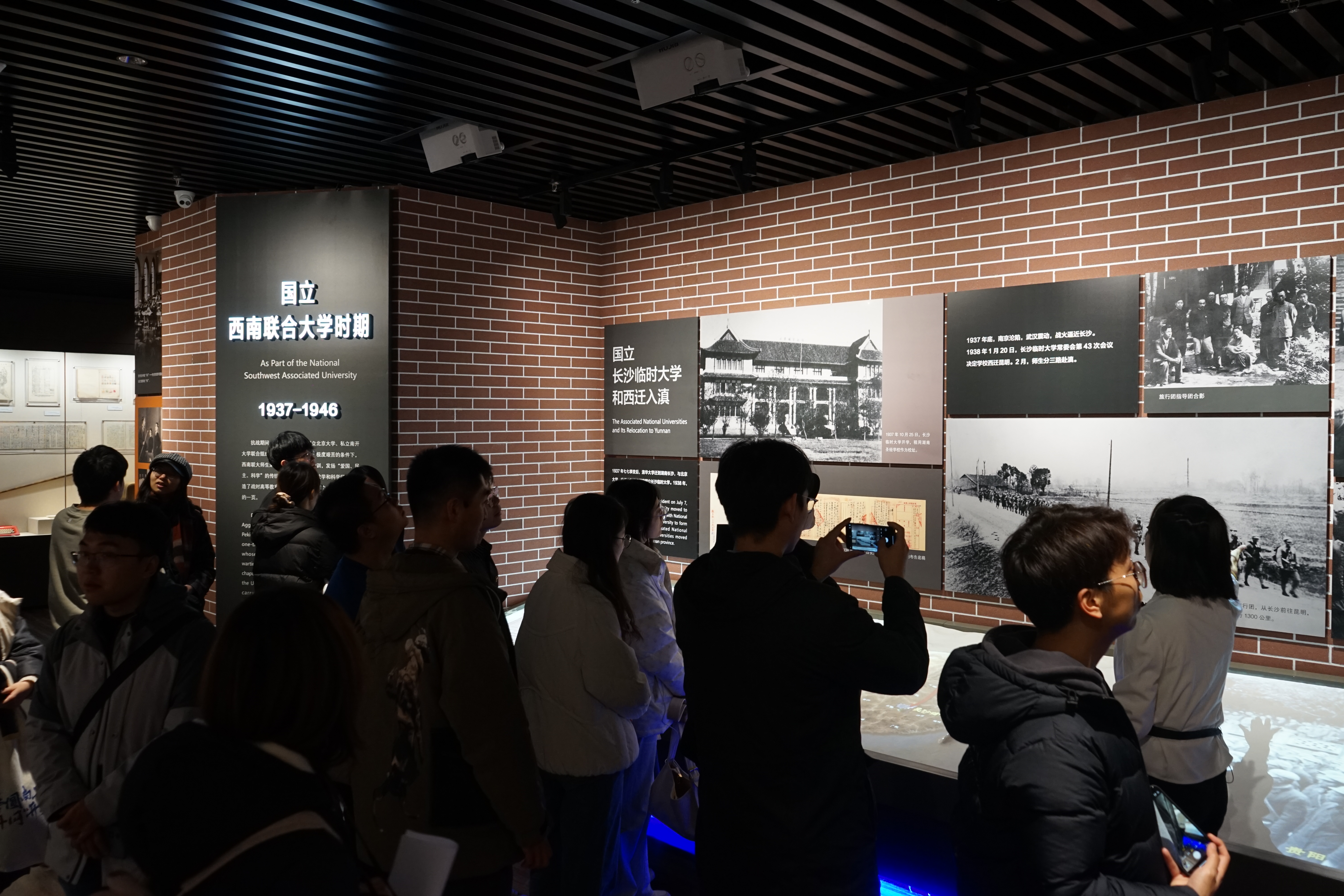 20231115-beat365官方唯一入口网络研究院和南开大学计算机学院和网络空间安全学院开展联合主题党日活动-丁尔著-两校师生参观校史馆“西南联大”历史展区.JPG