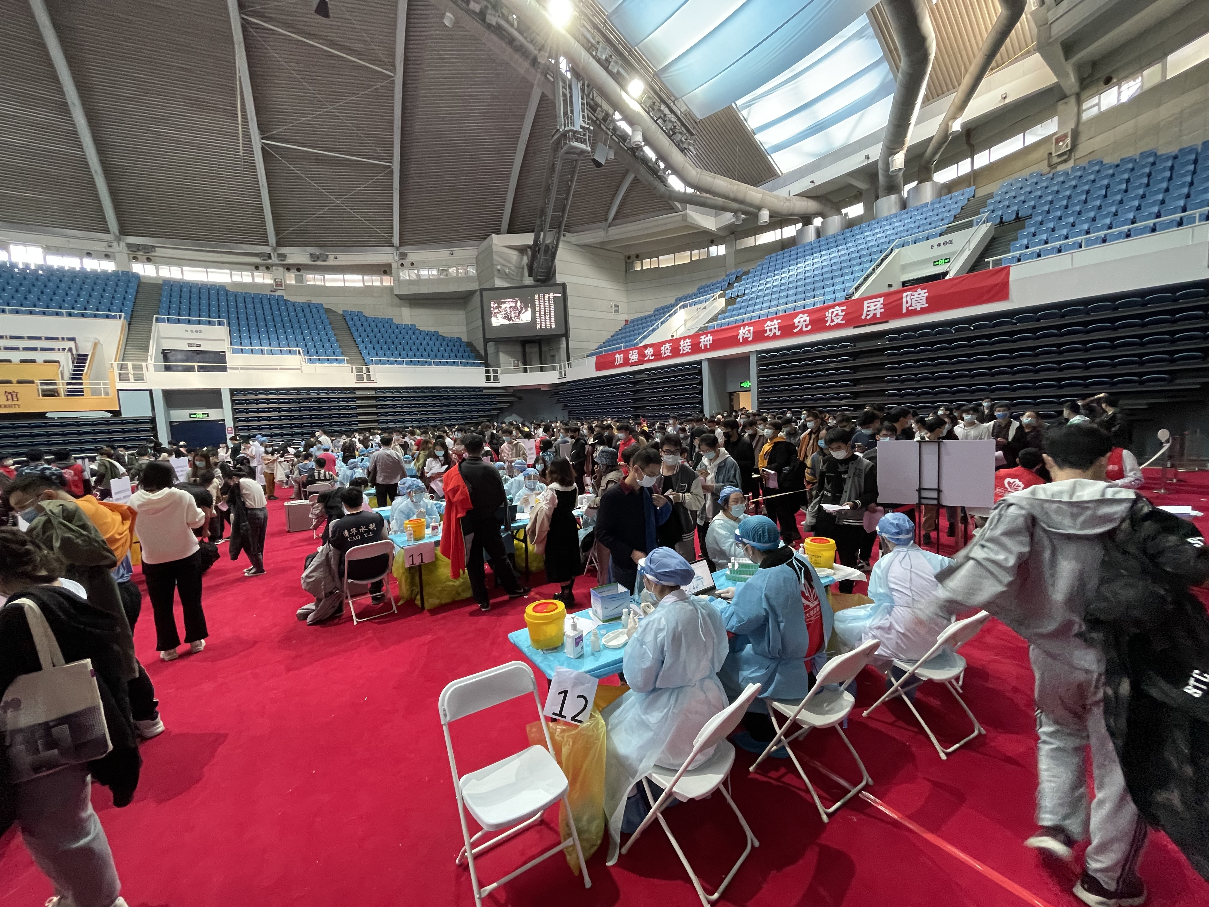 2021年10月31日,二附院在beat365官方唯一入口综合体育馆支援新冠疫苗加强针接种工作.jpg 2021年10月31日,二附院在beat365官方唯一入口综合体育馆支援新冠疫苗加强针接种工作.jpg