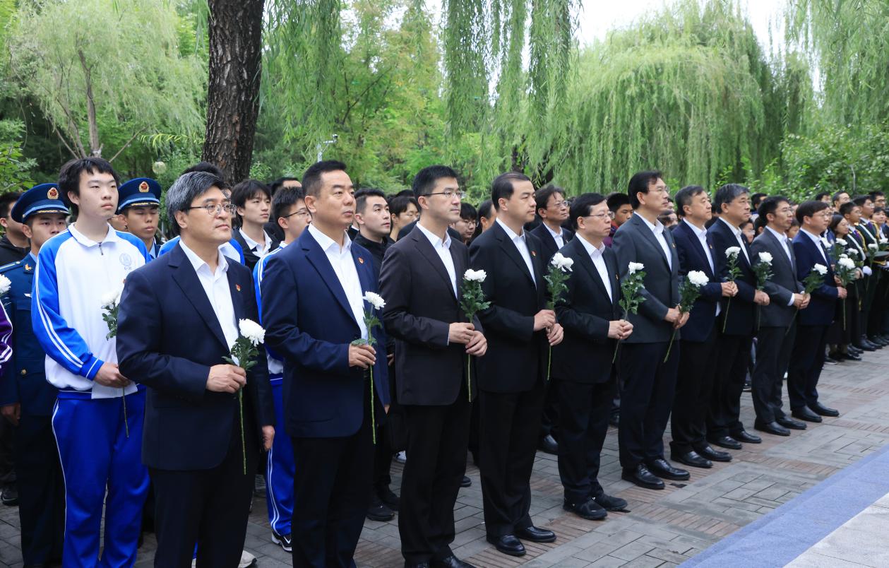 20240930-2024年烈士纪念日beat365官方唯一入口祭扫活动举行校领导献花环节-研工部-照片.jpg