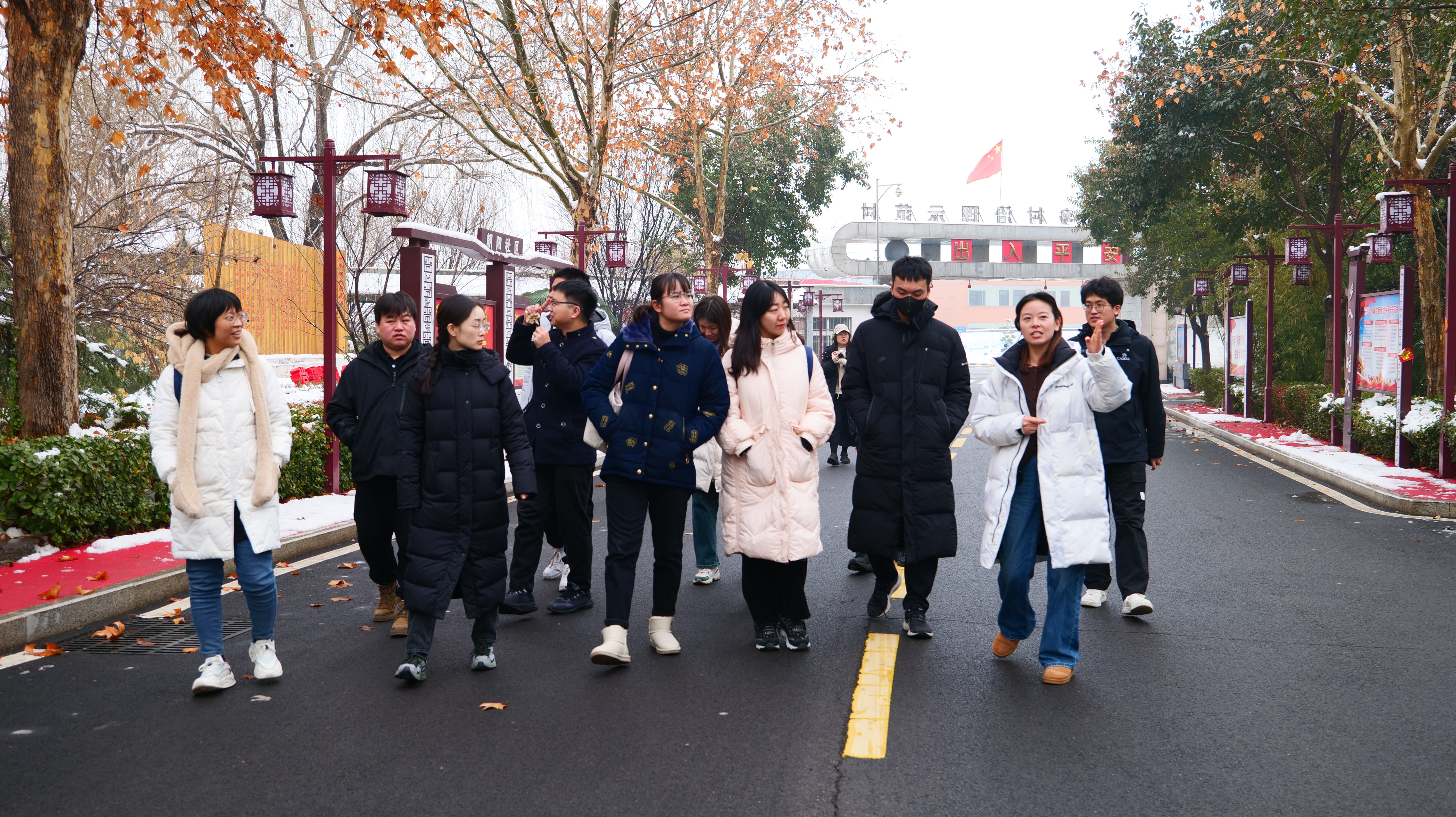 20240219-学思践悟挺膺行,青春建功新时代——2024年beat365官方唯一入口研究生寒假社会实践纪实(一)-“豫见青年”实践支队-支队成员参观调研东大阳堤村.jpeg
