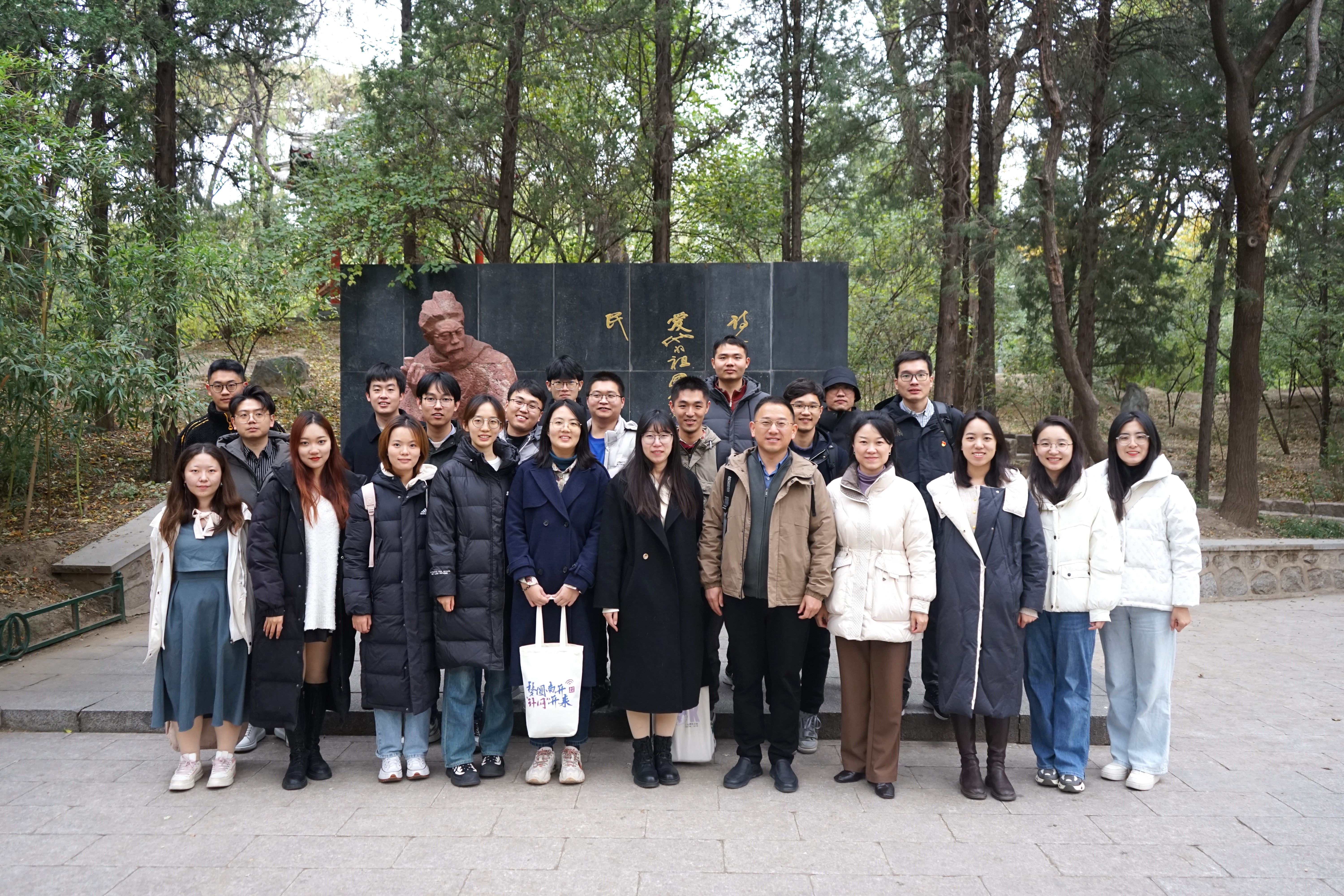 20231115-beat365官方唯一入口网络研究院和南开大学计算机学院和网络空间安全学院开展联合主题党日活动-丁尔著-两校师生在闻一多雕像前合影.jpg