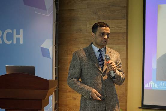 图2 来自环境学院的尼山在分享经历 图2 来自环境学院的尼山在分享经历