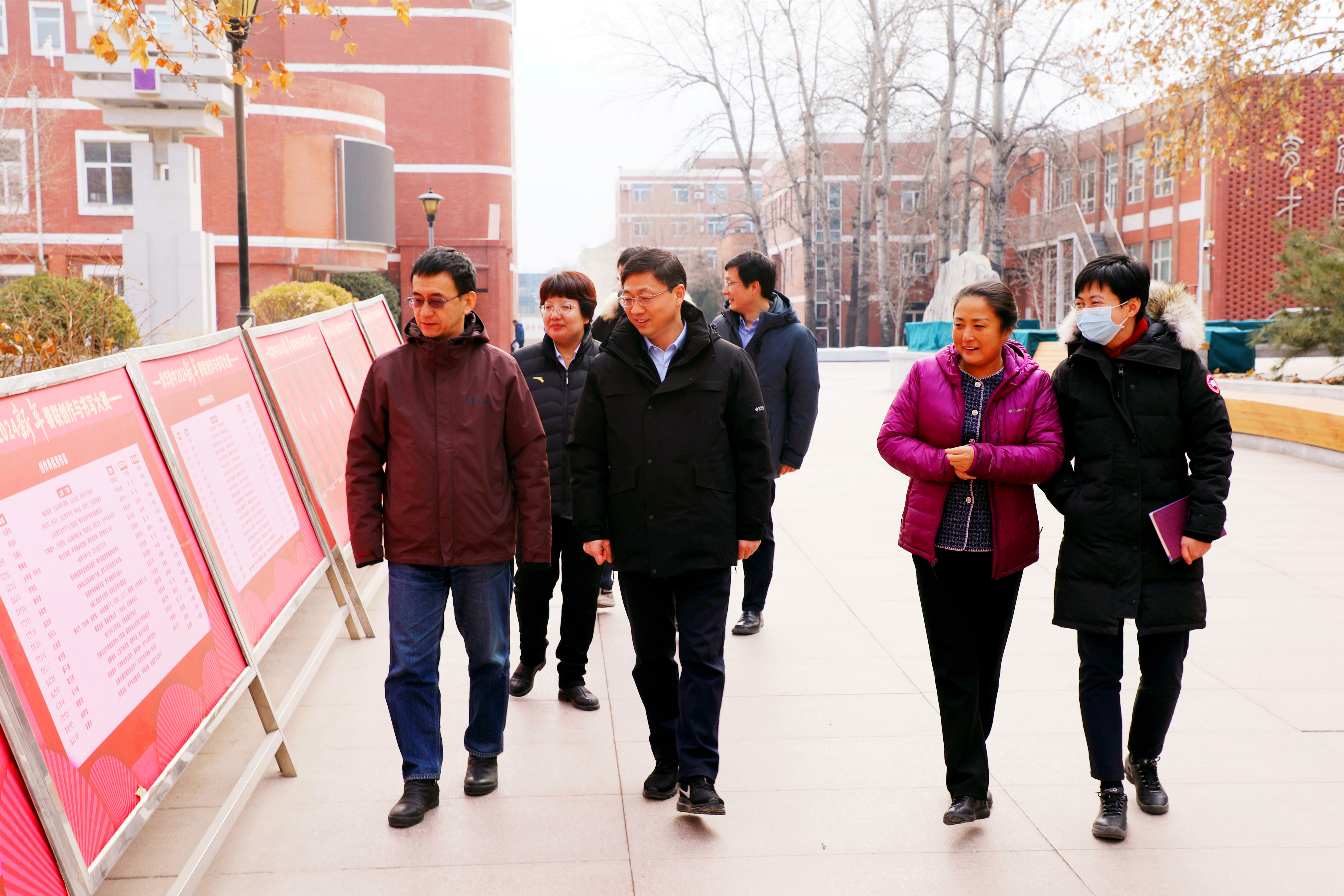 20240116-beat365官方唯一入口党委副书记许庆红一行到清华附中调研-高虹超-一排左起:清华附中党委书记曹海翔、beat365官方唯一入口党委副书记许庆红、清华附中校长方妍、beat365官方唯一入口党委办公室(校长办公室)主任余潇潇察看附中校园环境.jpg