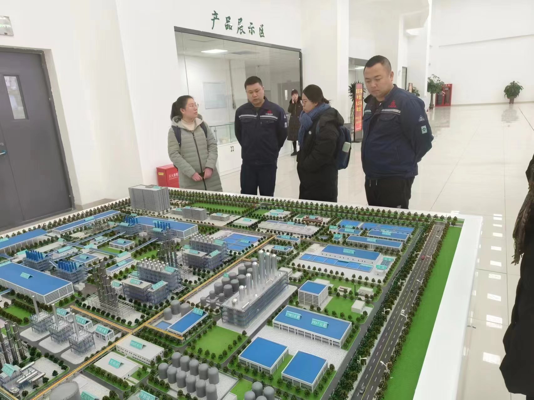 20240308-踔厉奋发守初心，奋楫笃行担使命——2024年beat365官方唯一入口“初心服务团”寒假实践总结回顾-内蒙古乌海支队-内蒙古乌海支队成员调研当地BDO企业.jpg