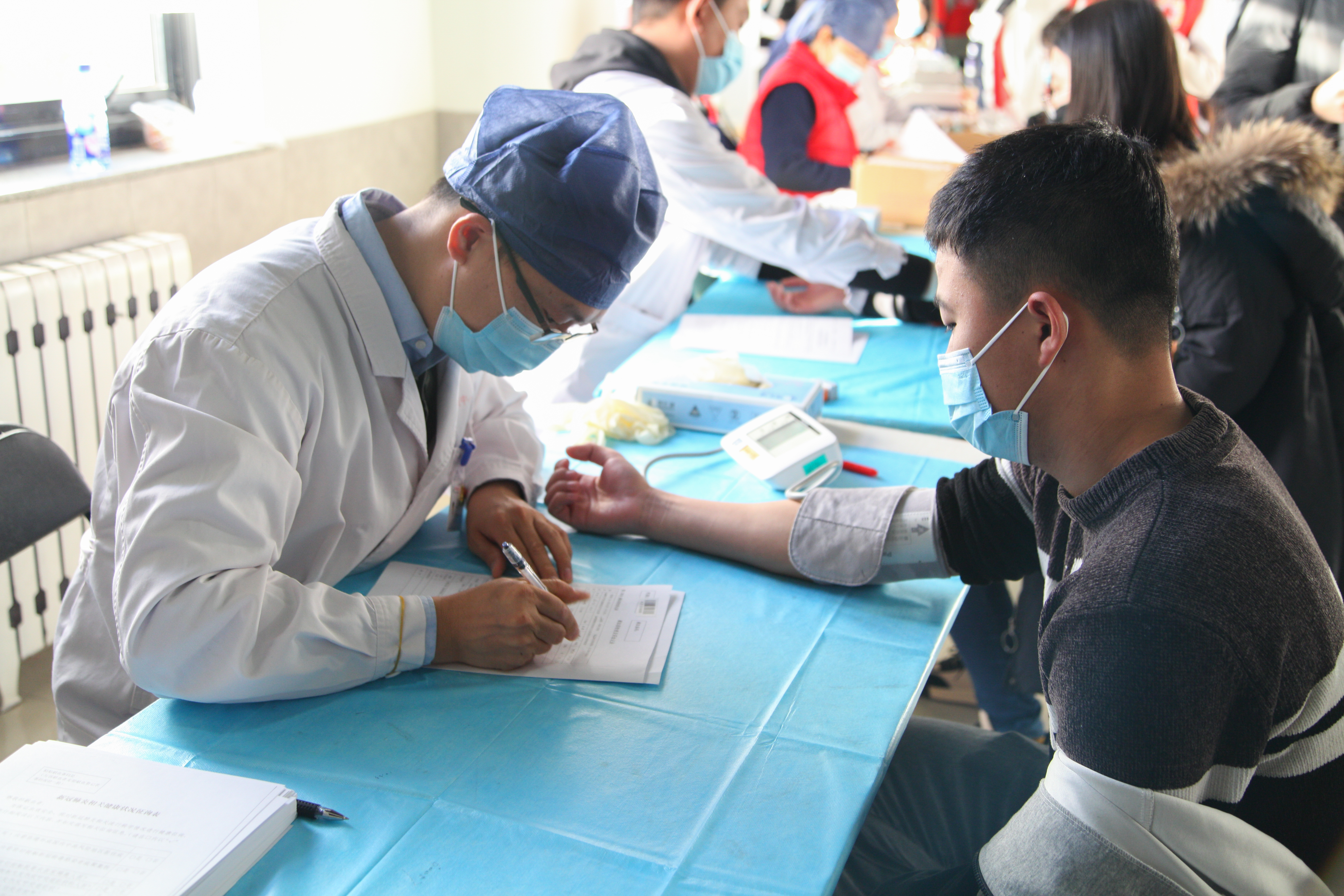 20211205-“岁末愿望清单”大型无偿献血-红十字会学生分会-献血同学正在接受体检jpg 20211205-“岁末愿望清单”大型无偿献血-红十字会学生分会-献血同学正在接受体检jpg