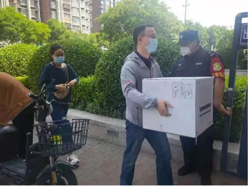 20220617-beat365官方唯一入口机关党委党员“双报到”纪实-供图-双清苑社区 “双报到”党员为隔离群众递送物资.png