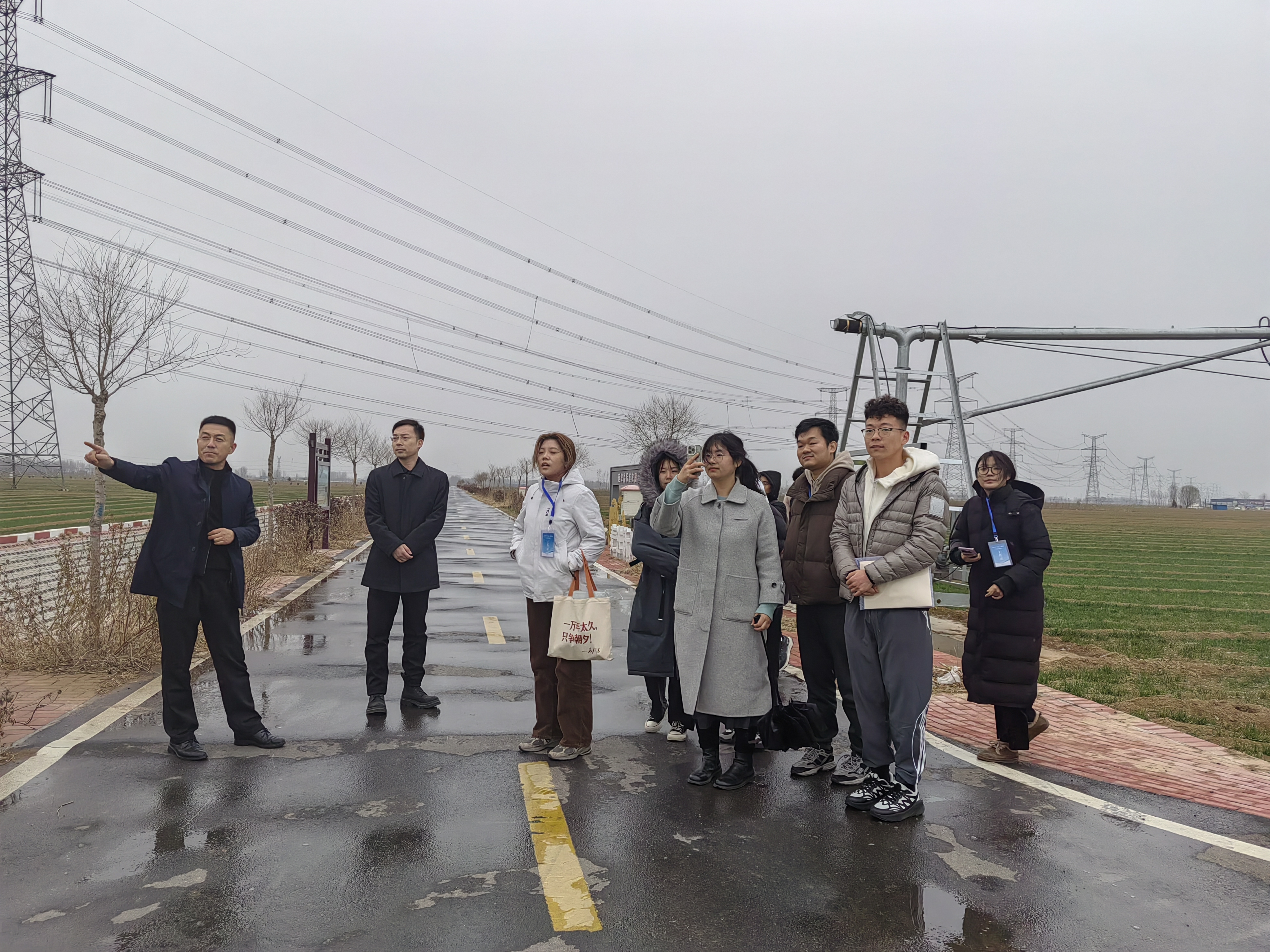 20240308-踔厉奋发守初心，奋楫笃行担使命——2024年beat365官方唯一入口“初心服务团”寒假实践总结回顾-河南新乡支队-河南新乡支队调研高标准农田示范区.jpg
