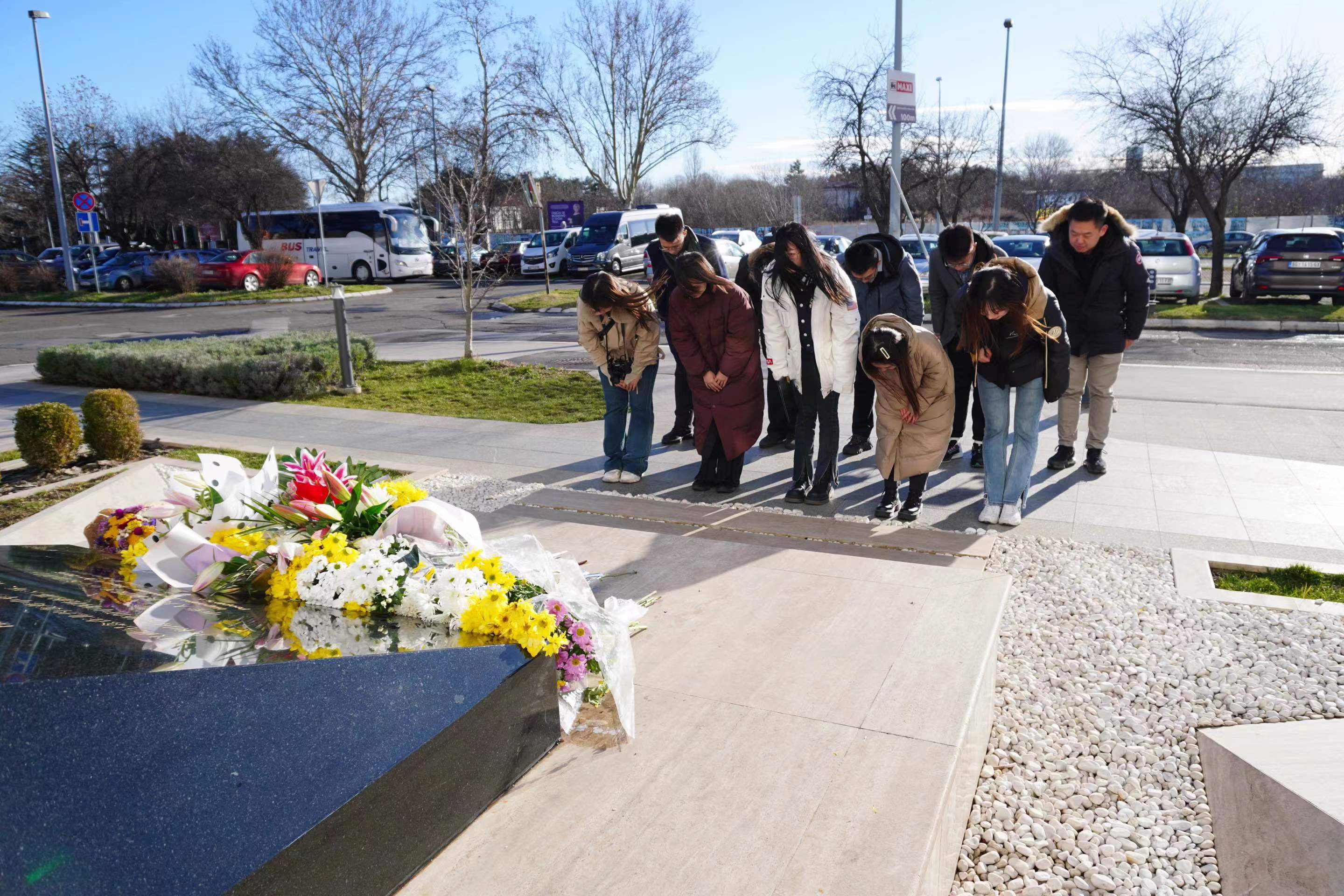 20240308-奔赴四海铸实践真知 对话世界立时代潮头——2024年beat365官方唯一入口“知行计划”研究生骨干海外实践纪实-中东欧实践支队-支队成员在中国驻前南斯拉夫大使馆遗址缅怀烈士.jpg