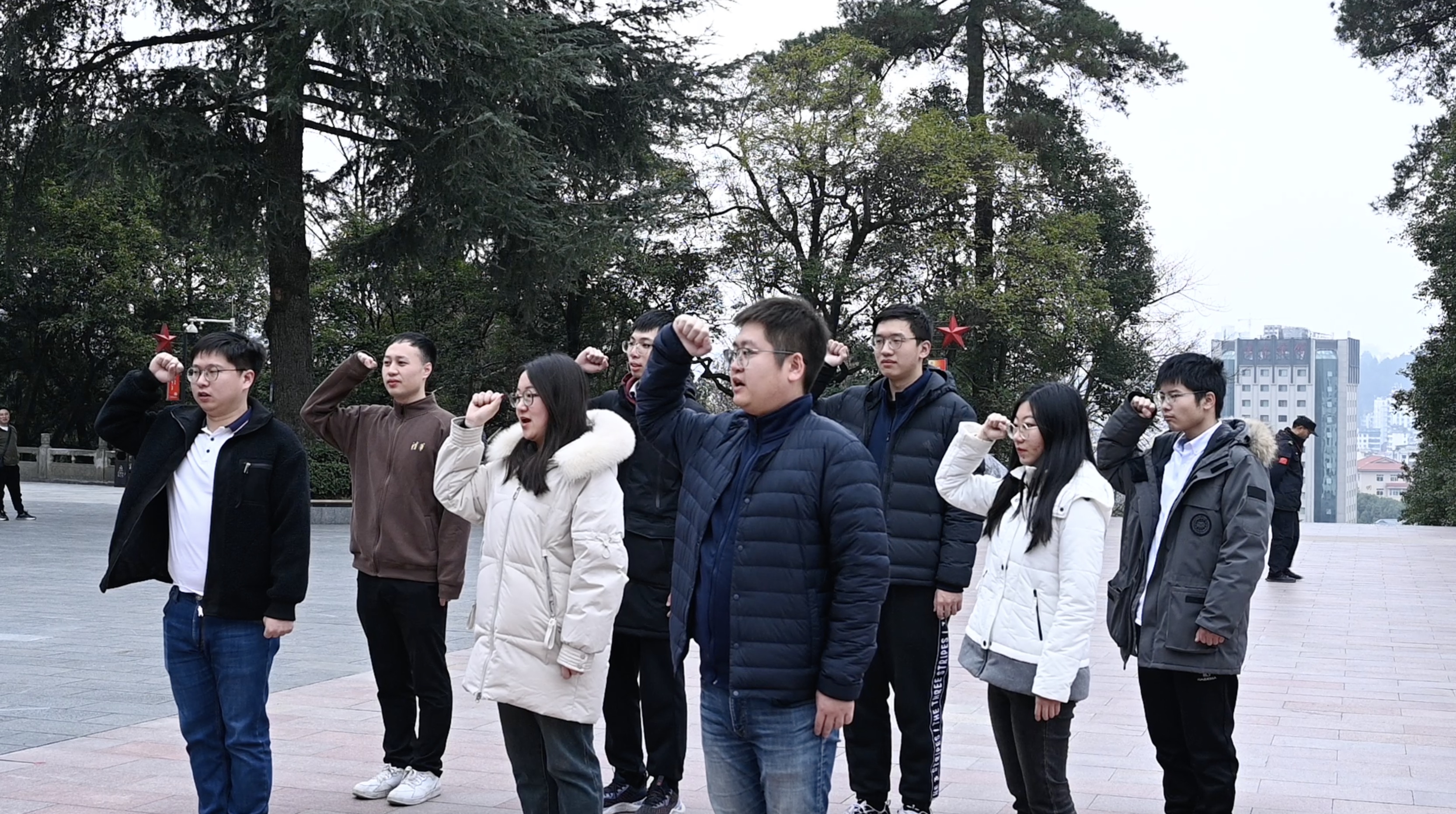 20240301-学思践悟启新程,挺膺担当绘青春——2024 年beat365官方唯一入口研究生寒假社会实践总结回顾-社科学院、电子系与美术学院“社稷强贵·E往无黔”实践支队-支队成员在红军烈士陵园重温入党誓词.jpg