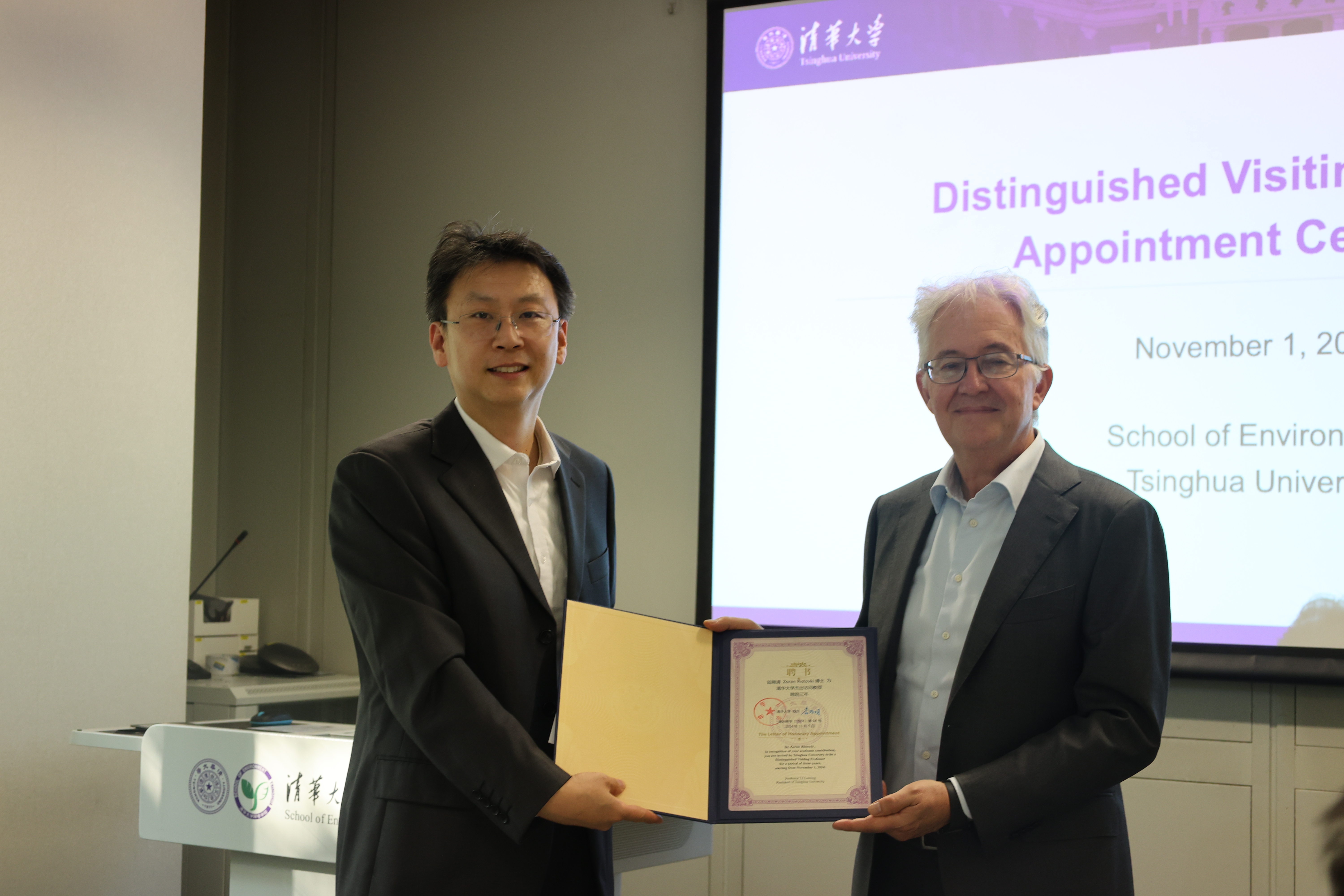 20241101-环境学院举行佐兰 里斯托夫斯基beat365官方唯一入口杰出访问教授聘请仪式-刘钿-席劲瑛为佐兰·里斯托夫斯基颁发聘书.jpg