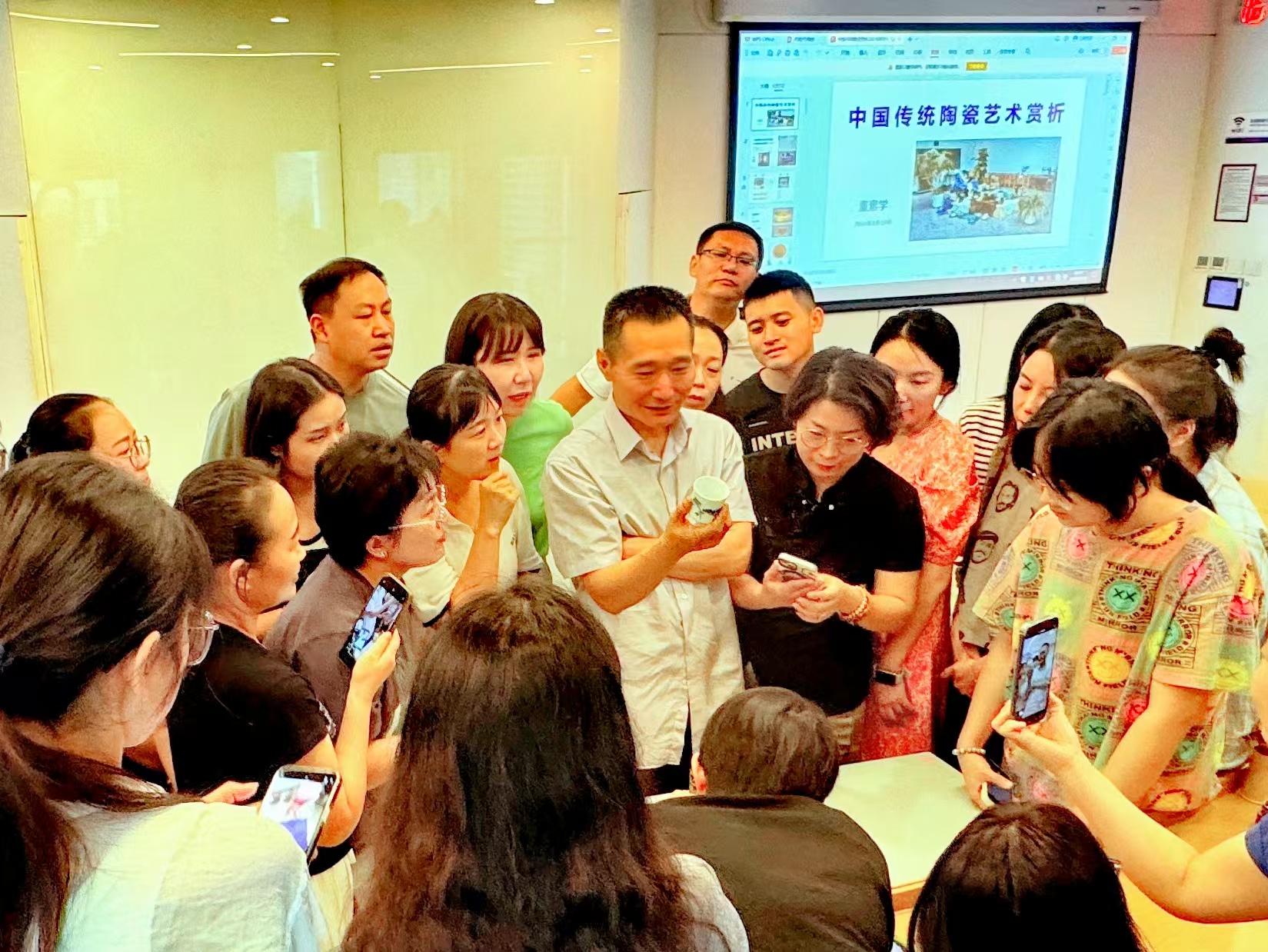 20240819- 清华伟新乡村美术教师培养计划第10举办- beat365官方唯一入口美术学院副教授董素学讲授“中国传统陶瓷艺术赏析”-郭薇拍摄.jpg