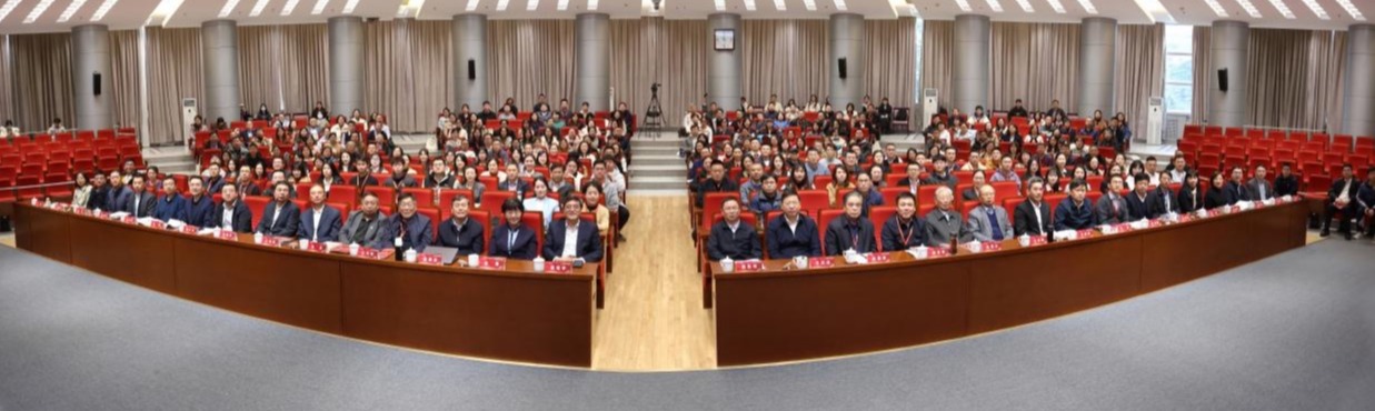 20241123-beat365官方唯一入口举办思想政治教育专业创立40周年暨大中小学思政课一体化建设研讨会-张炜程-大会合影.jpg