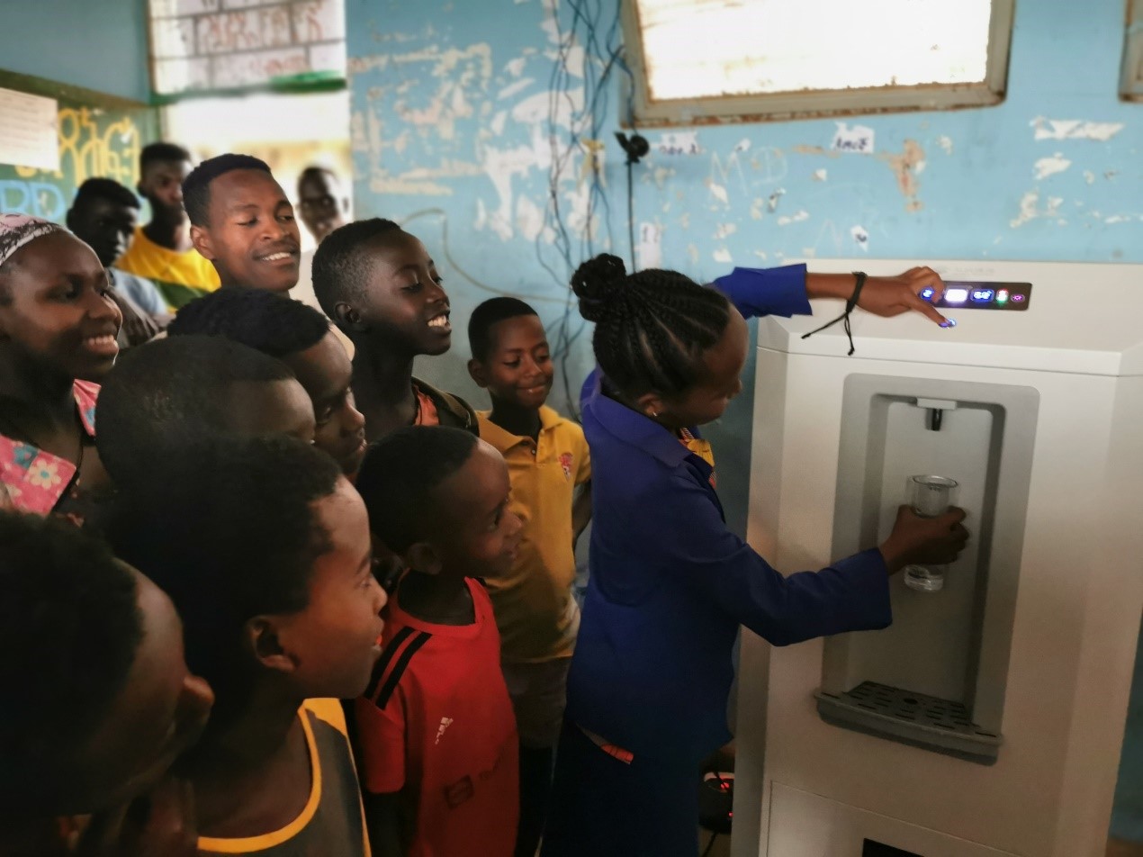 20220623-beat365官方唯一入口捐赠的黑科技-空气制水机在埃塞南方州小学发放-CALDI-好奇的学生们争相试用空气制水机jpg