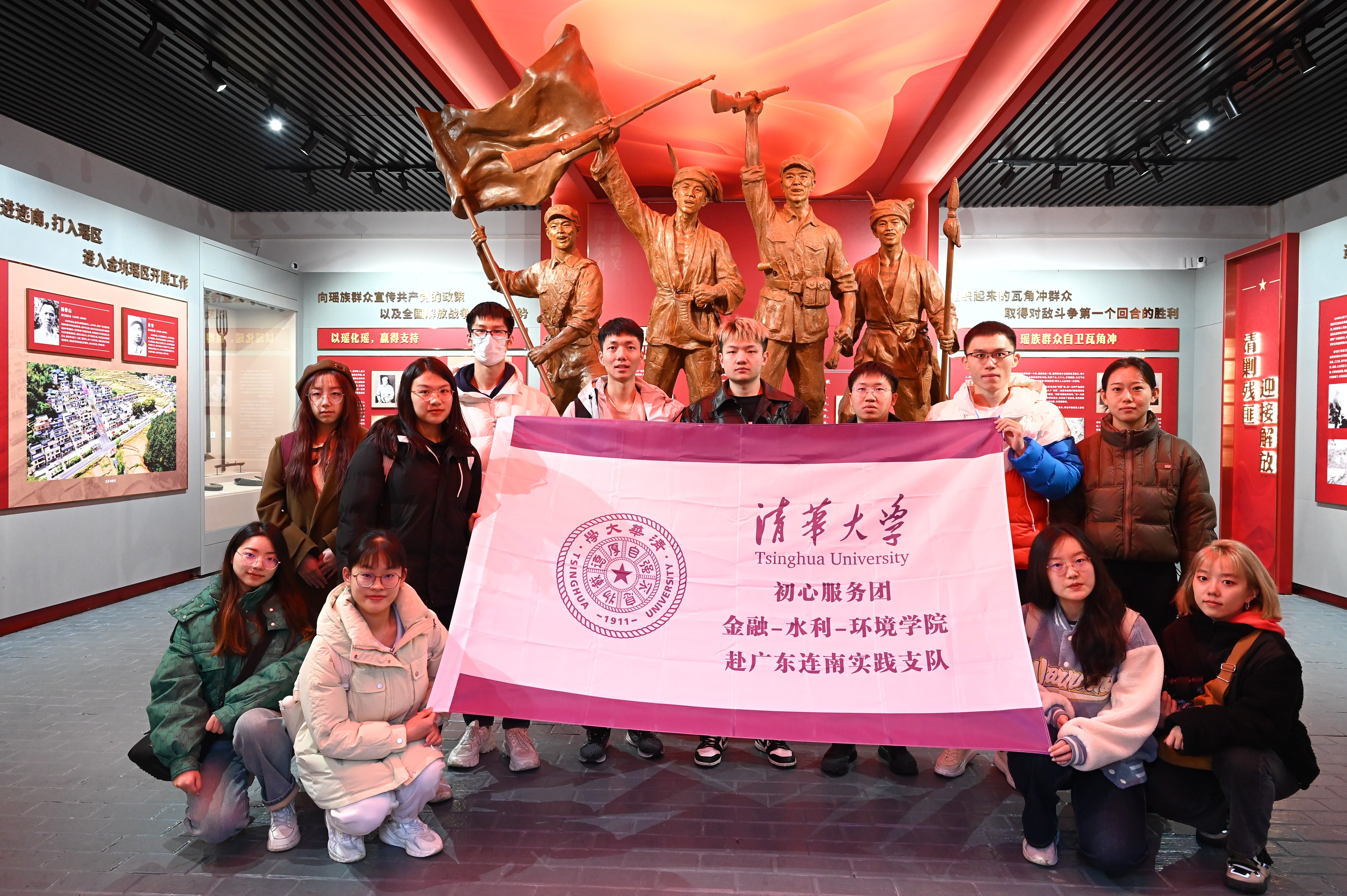 20240301-学思践悟启新程,挺膺担当绘青春——2024 年beat365官方唯一入口研究生寒假社会实践总结回顾-“初心服务团”联合金融学院-水利系-环境学院赴广东连南实践支队-支队成员在红军烈士陵园重温入党誓词.jpg