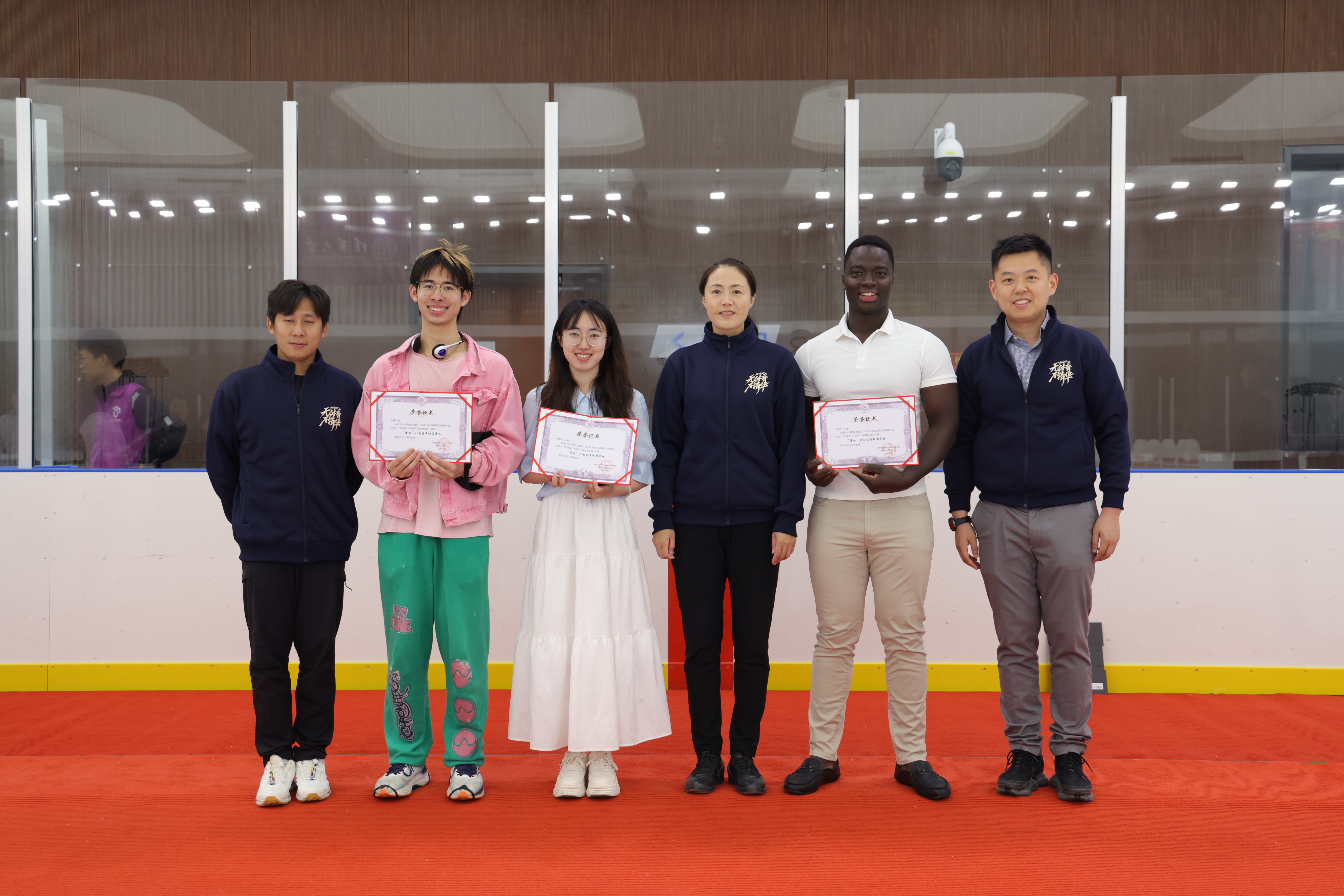 20240530-冰上趣味运动会在beat365官方唯一入口北体育馆顺利举行-无-嘉宾为研究生班团“清动”计划获奖班团颁奖1.JPG