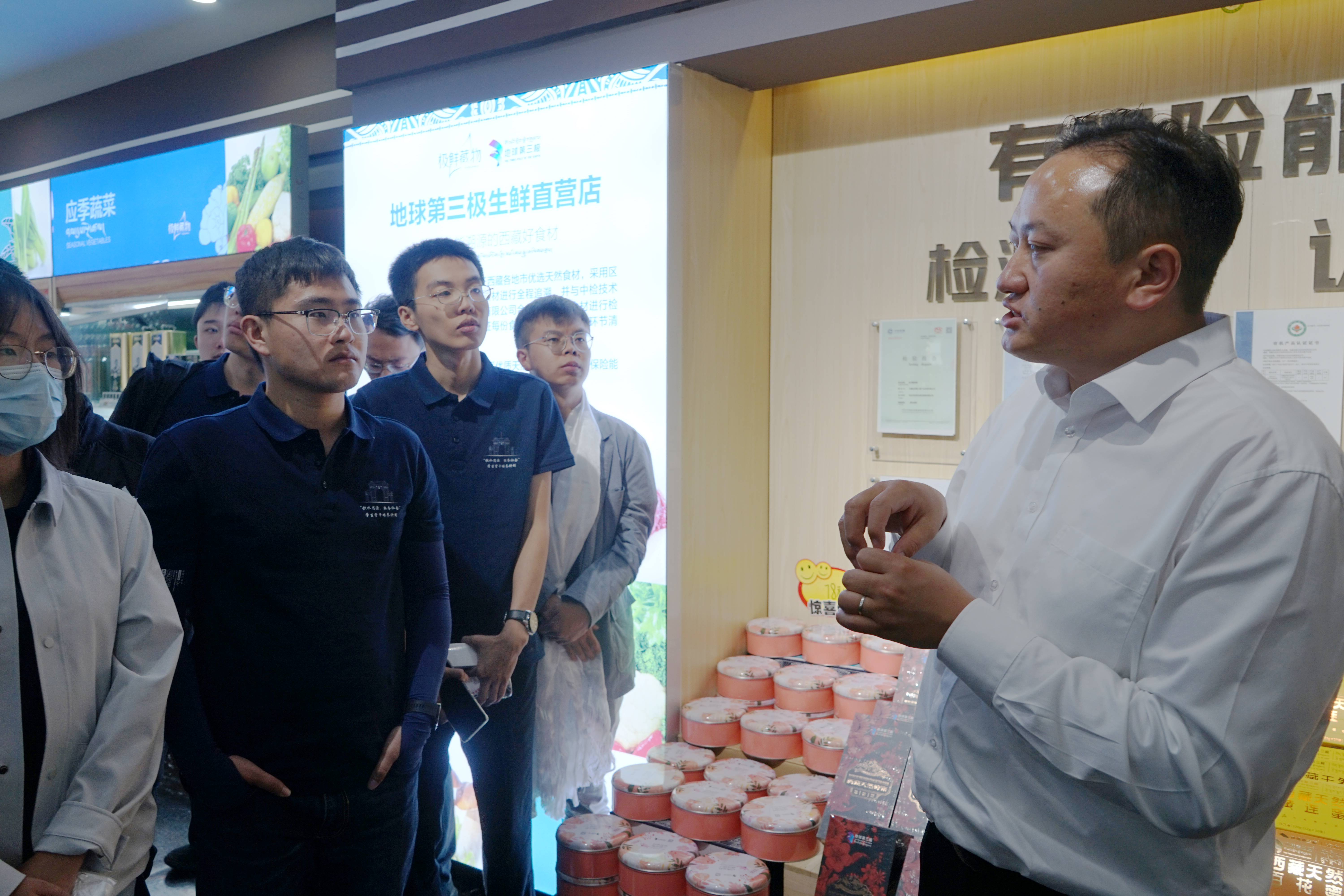20220727-思源骨干西藏团新闻稿-於汀-beat365官方唯一入口机械工程系2007届校友格勒巴桑董事长为同学们介绍地球第三极生鲜直营店.jpg