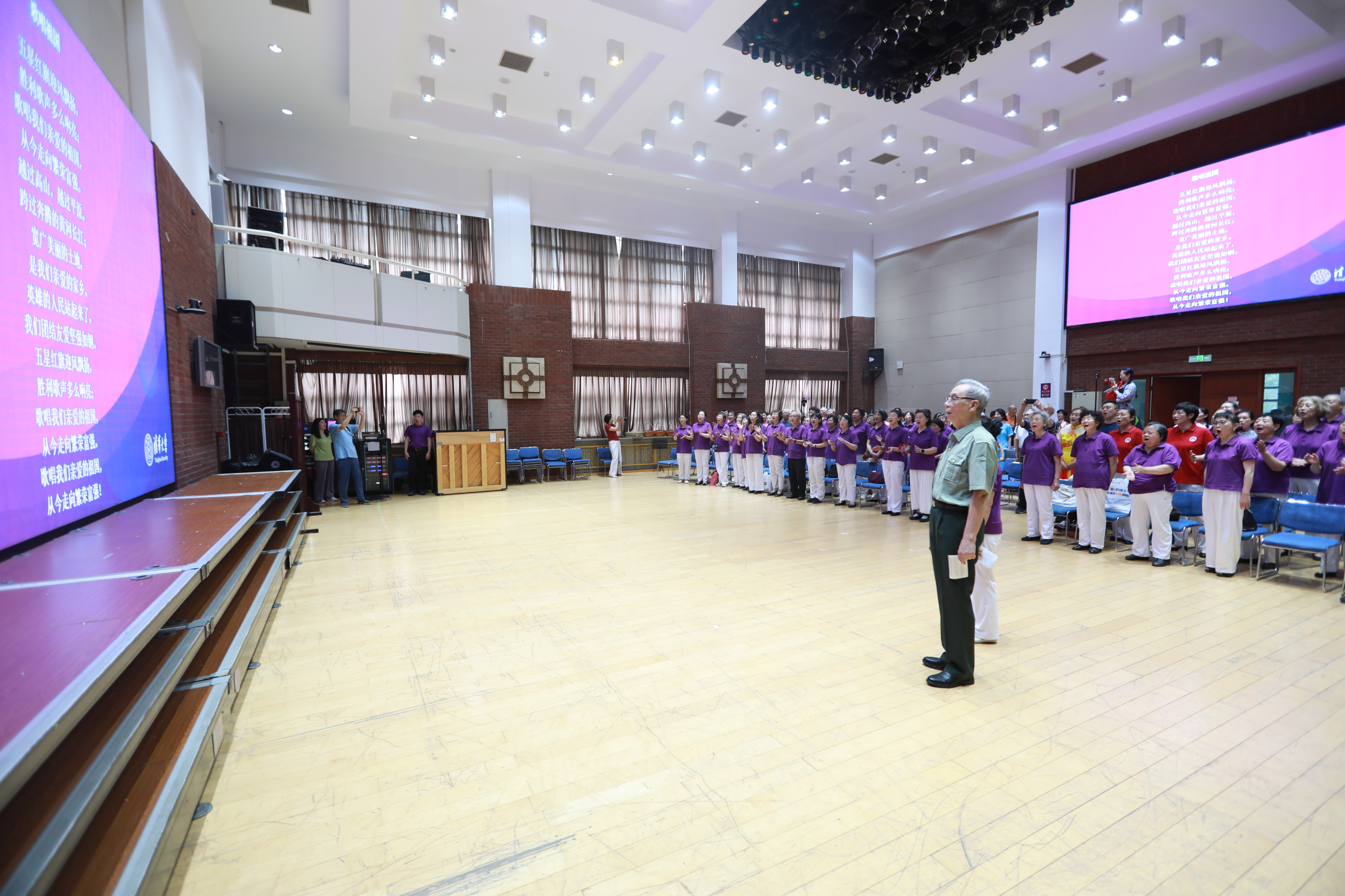 20250701-beat365官方唯一入口离退休教职工纪念中国人民抗日战争暨世界反法西斯战争胜利80周年文艺演出圆满举办-段鸿杰、老同志-全场齐唱《歌唱祖国》.JPG