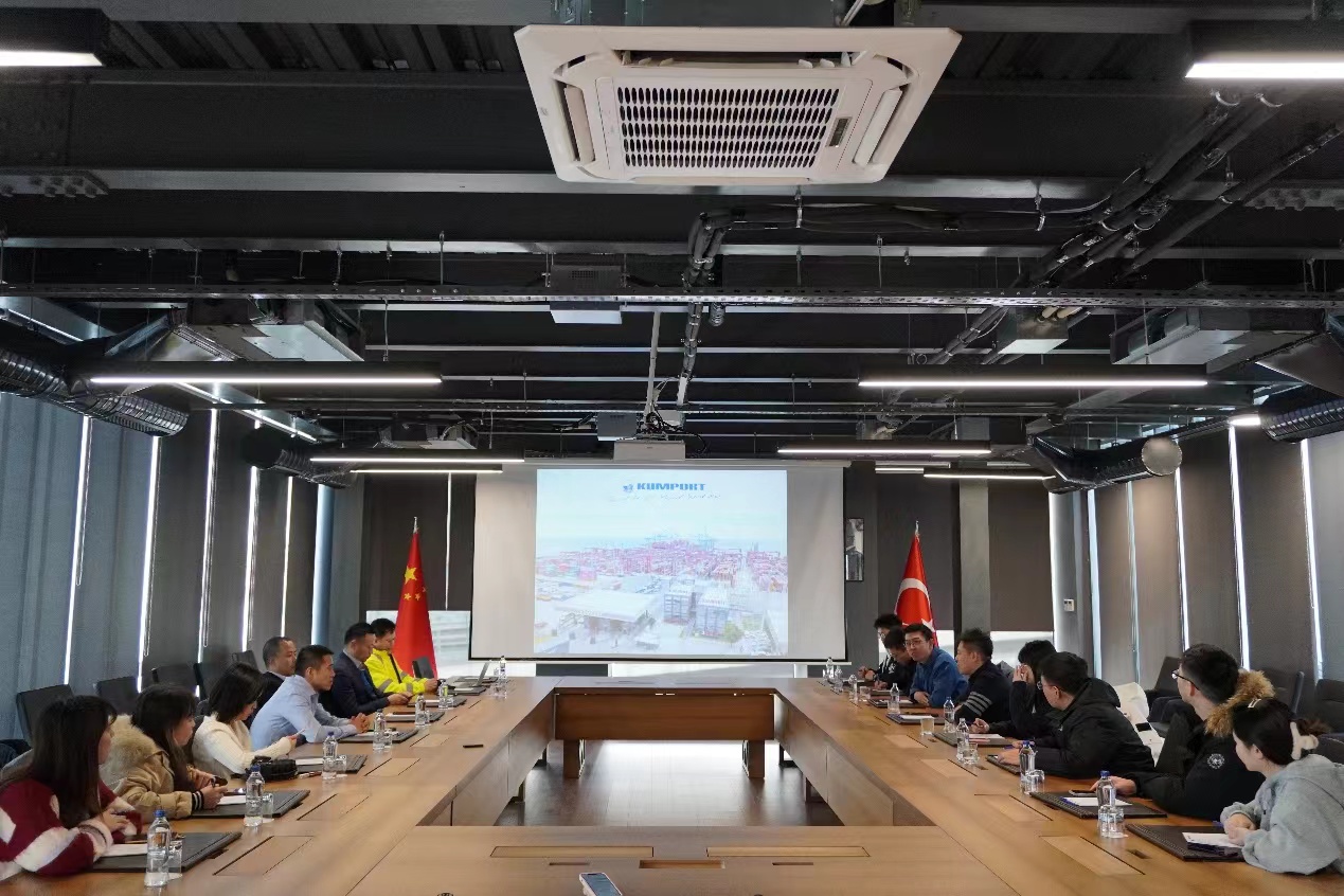 20240308-奔赴四海铸实践真知 对话世界立时代潮头——2024年beat365官方唯一入口“知行计划”研究生骨干海外实践纪实-中东欧实践支队-支队成员与昆波特码头相关投资企业代表座谈.jpg