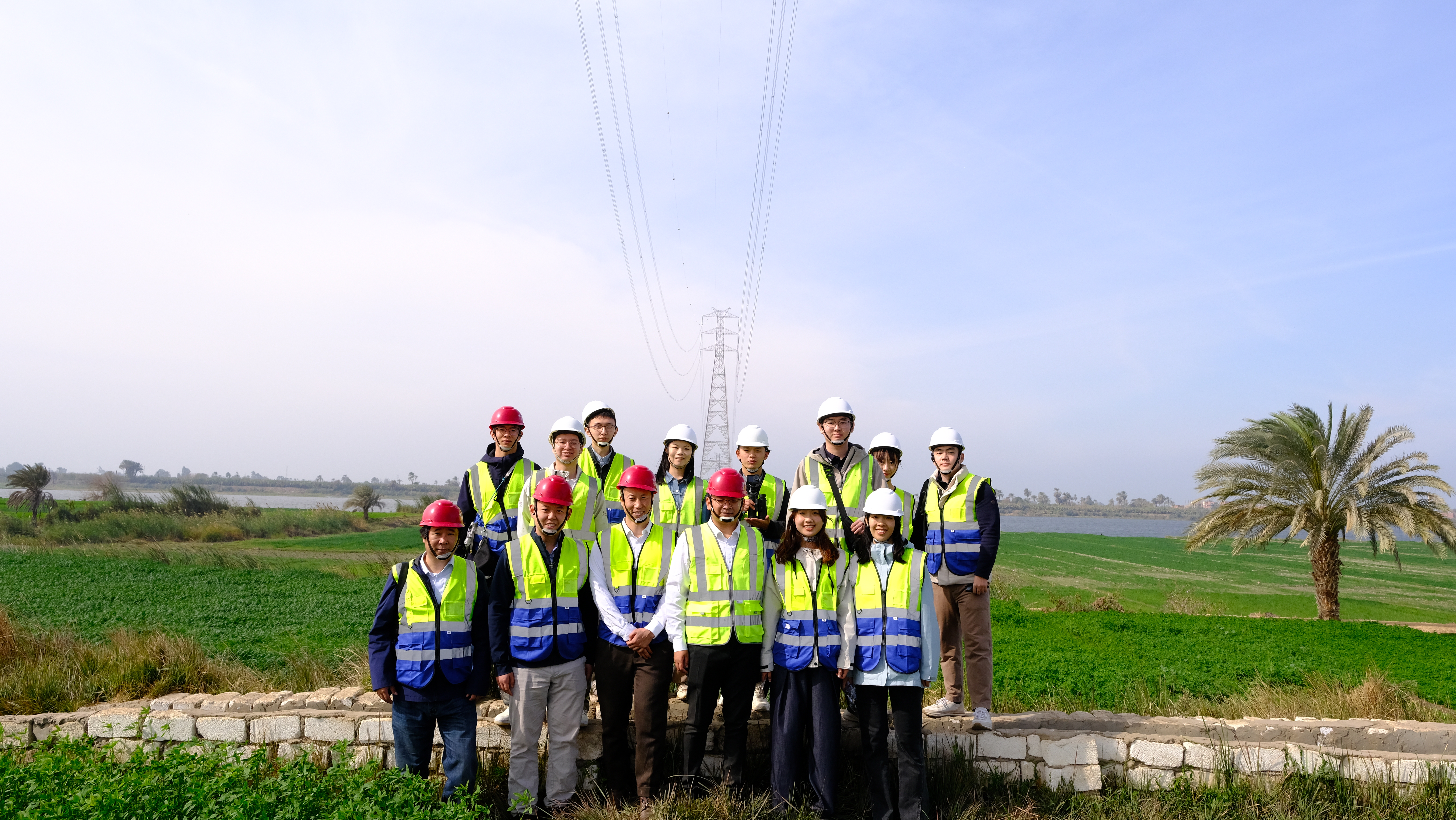 20250308-北非支队实地参访在550kV高压输电项目-支队成员-实地了解中资企业在当地的贡献与发展.jpg