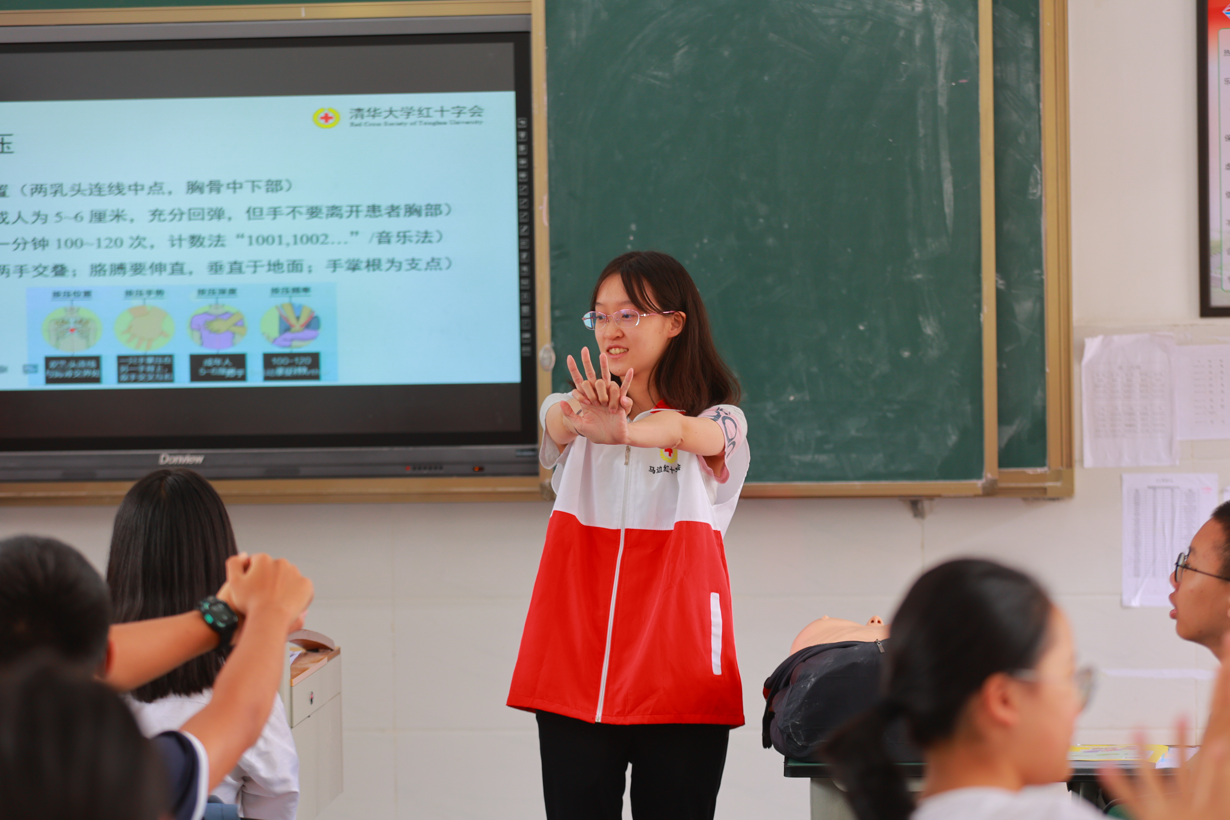 20220802-学生红会支教急救讲堂-郭镕玮-1 来自beat365官方唯一入口红十字会学生分会急救部的顾悦然正在演示心肺复苏姿势.jpg