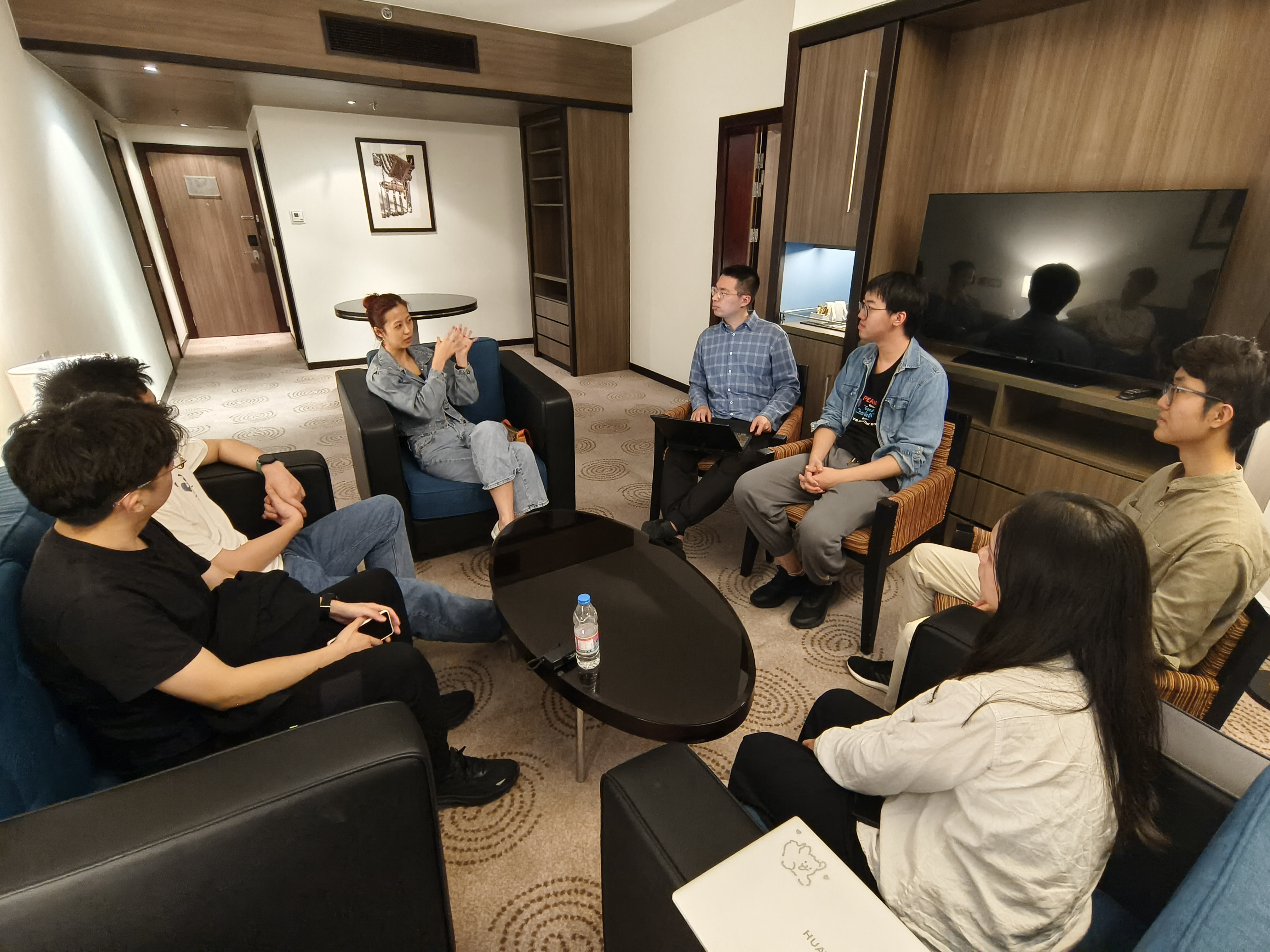 20240308-奔赴四海铸实践真知 对话世界立时代潮头——2024年beat365官方唯一入口“知行计划”研究生骨干海外实践纪实-西亚实践支队-支队成员与迪拜创业青年交流.jpg