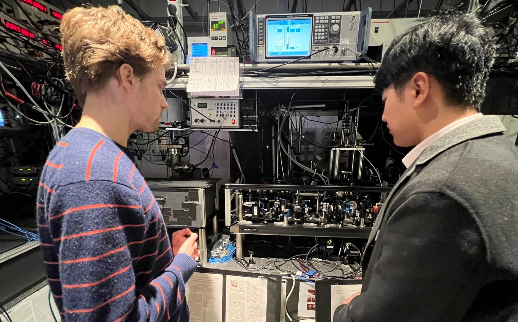 20230202-星火计划时间-星火计划实践支队-学员马浩然(右)在2022年诺贝尔物理学奖得主Alain Aspect 教授的实验室参观交流.jpeg