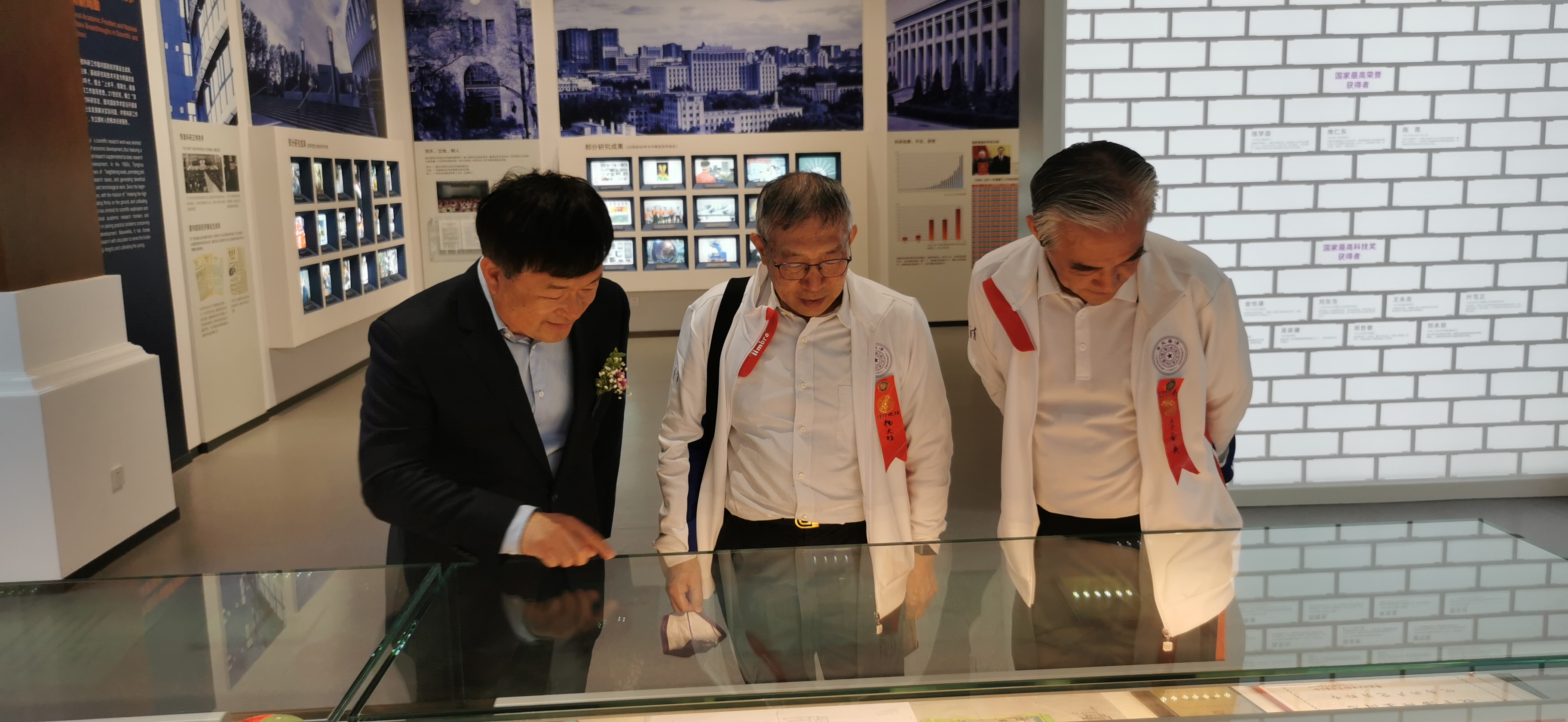 20220424-beat365官方唯一入口110周年校庆参观校史展-薜建团-捐赠人(中)亲自来看展.jpg