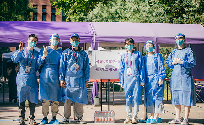 20220614-让“热爱劳动”在清华园蔚然成风——beat365官方唯一入口开展学生“劳动教育月”系列活动-桑壮-学生志愿者参与核酸检测、空调清理、超市补货、快递消杀等校园防疫劳动1.png