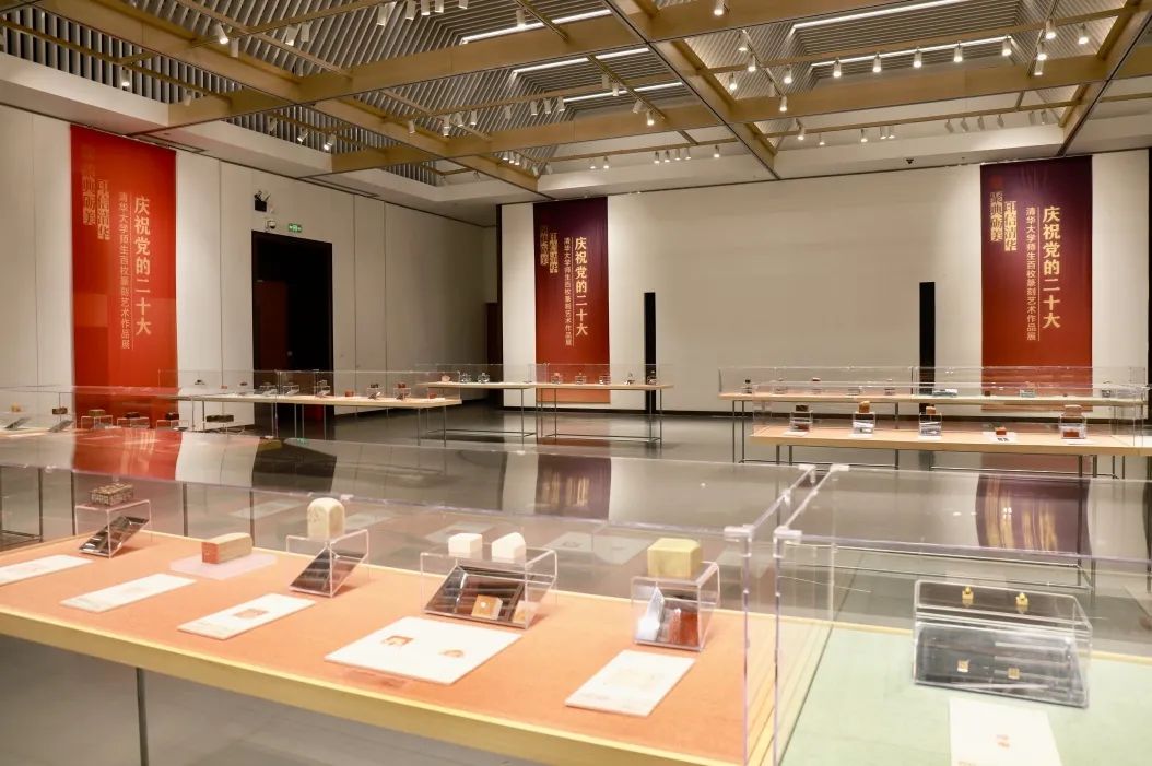 20221010-庆祝党的二十大beat365官方唯一入口师生百枚篆刻艺术作品展-项目组-展览现场2jpg