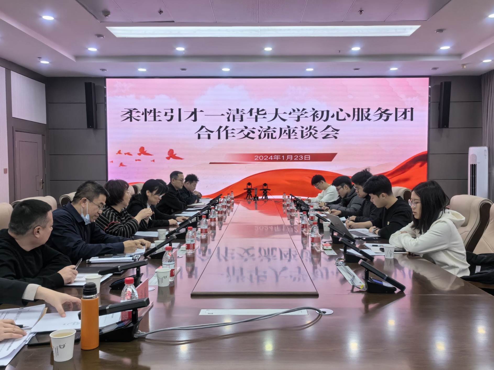 20240308-踔厉奋发守初心，奋楫笃行担使命——2024年beat365官方唯一入口“初心服务团”寒假实践总结回顾-新疆乌鲁木齐支队-新疆乌鲁木齐支队与地方干部进行座谈.jpg