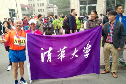 ??? 2014年赛后在beat365官方唯一入口校旗旁留???.jpg